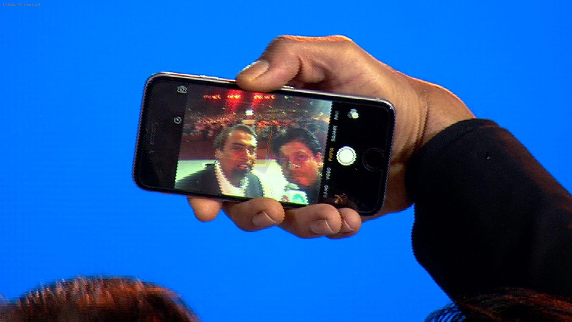 srk takes selfie with mukesh ambani at jio launch