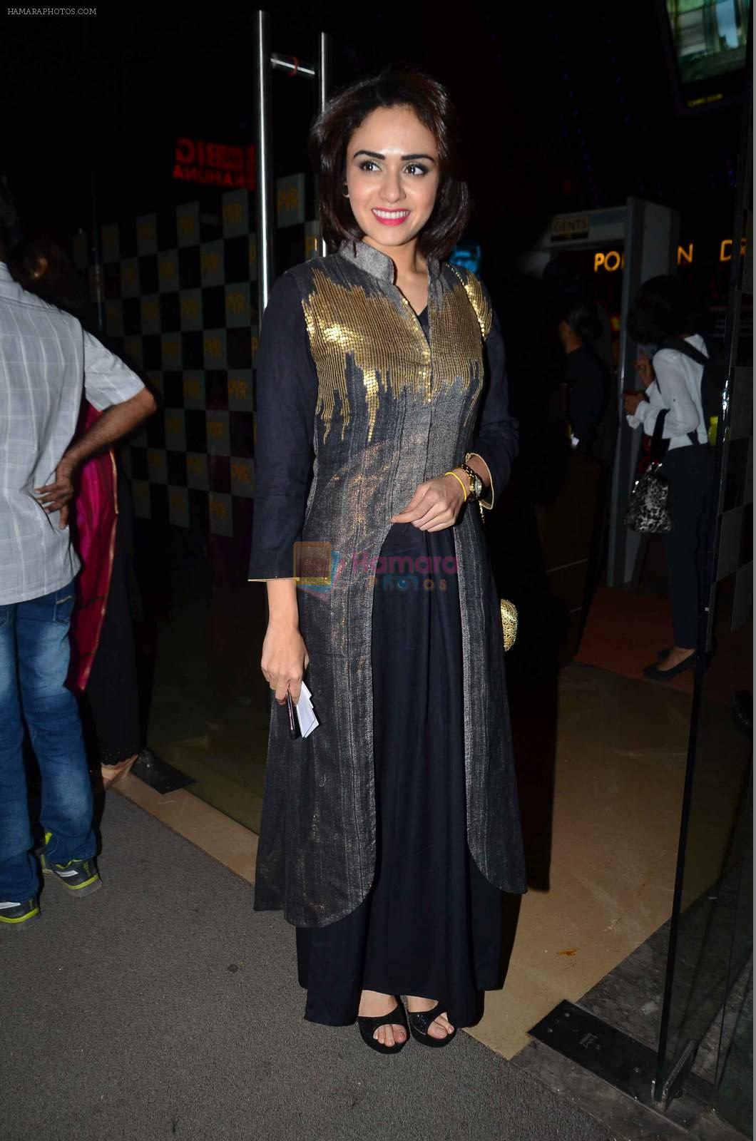 Amruta Khanvilkar at natyasamrat premiere on 31st Dec 2015