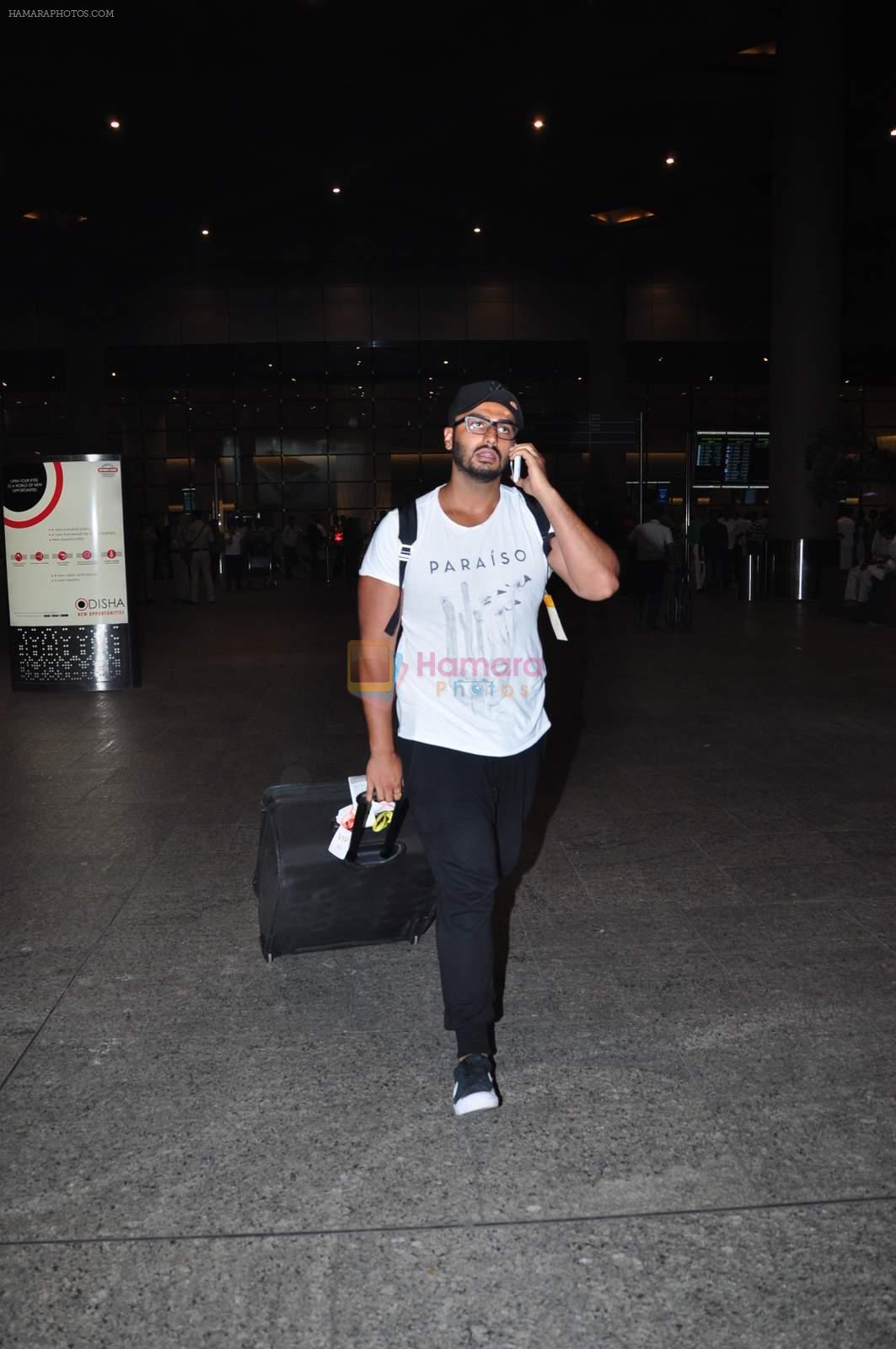 Arjun Kapoor snapped at airport on 2nd Jan 2016