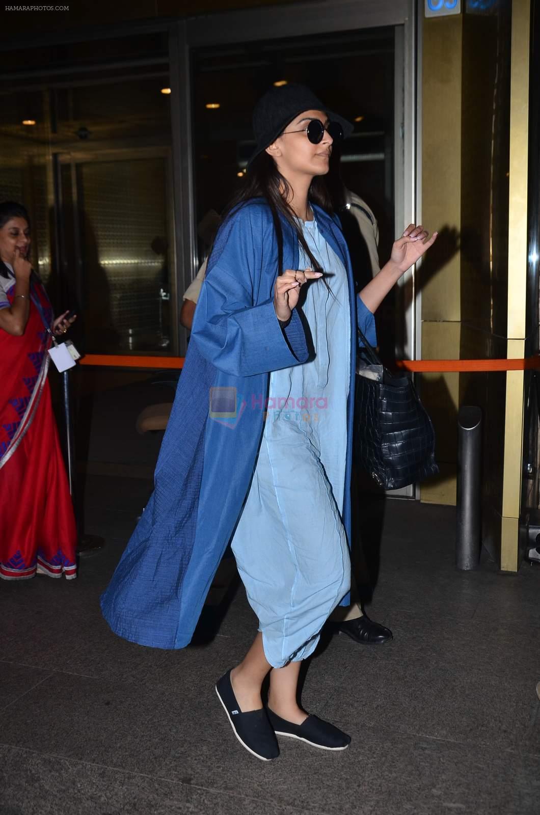 Sonam Kapoor snapped at airport on 2nd Jan 2016