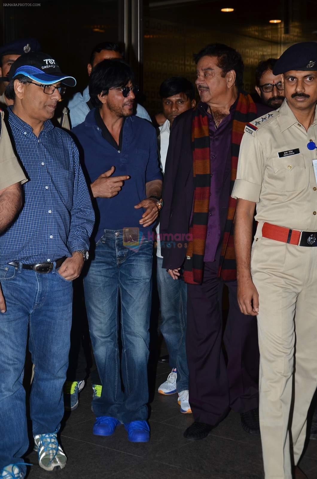 Shahrukh Khan, Shatrughan Sinha snapped at airport on 2nd Jan 2016