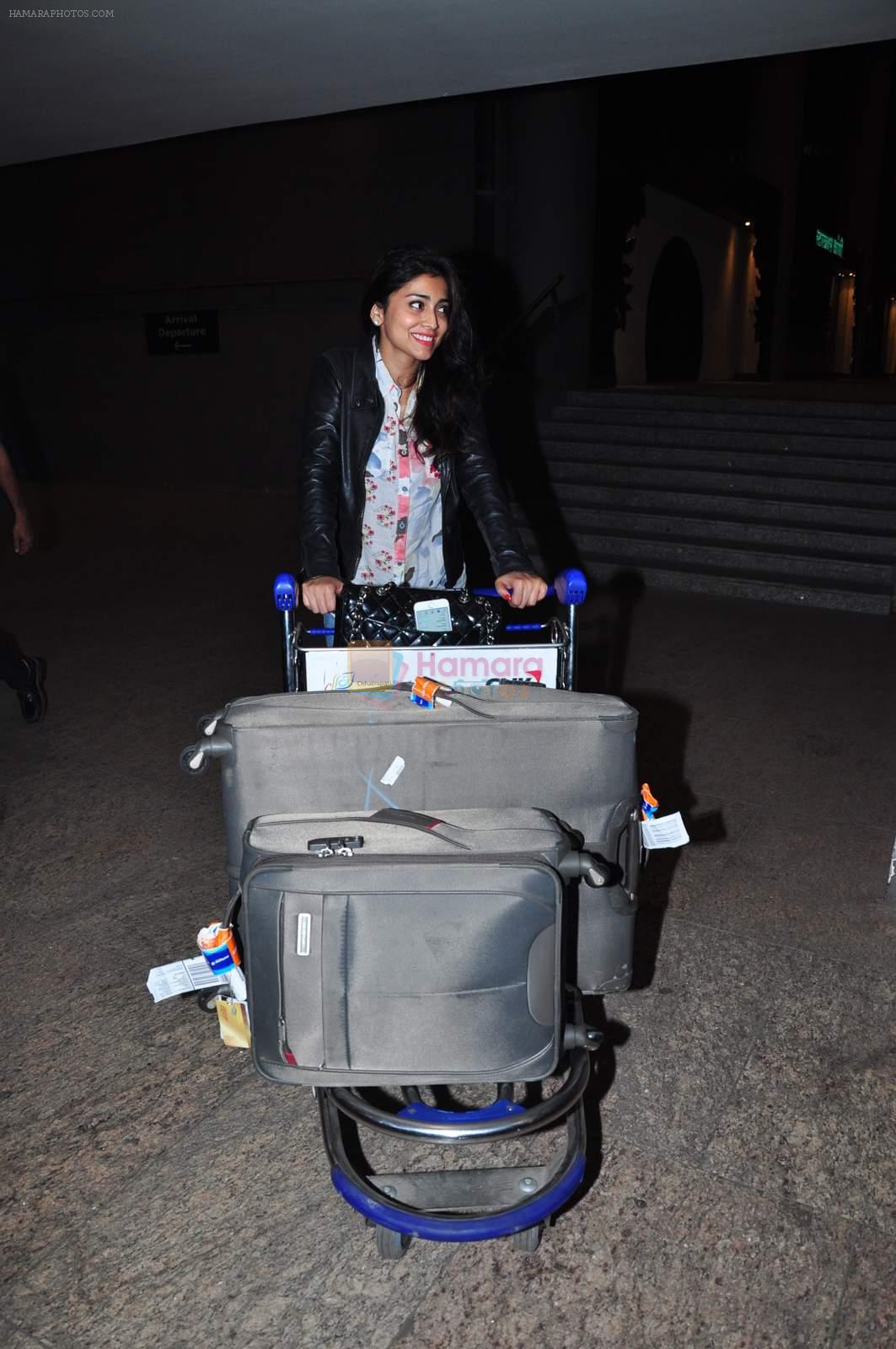Shriya Saran snapped at airport on 2nd Jan 2016