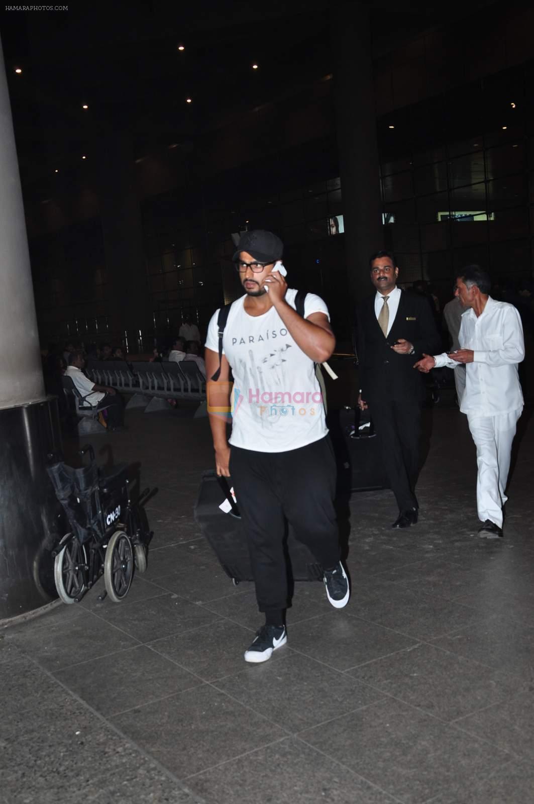 Arjun Kapoor snapped at airport on 2nd Jan 2016