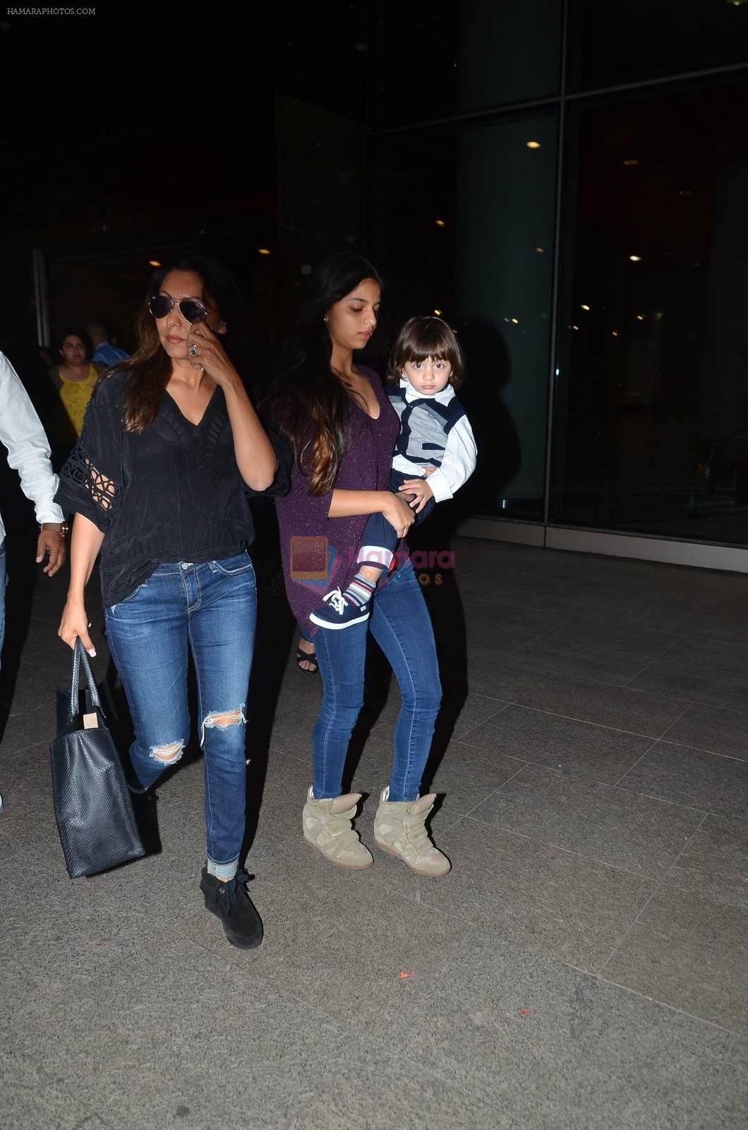 Gauri Khan snapped at airport on 2nd Jan 2016