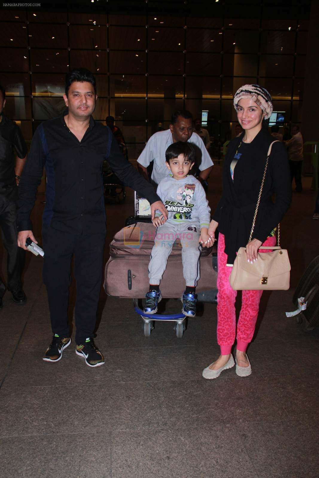 Bhushan Kumar, Divya Khosla Kumar snapped at international airport on 3rd Jan 2016