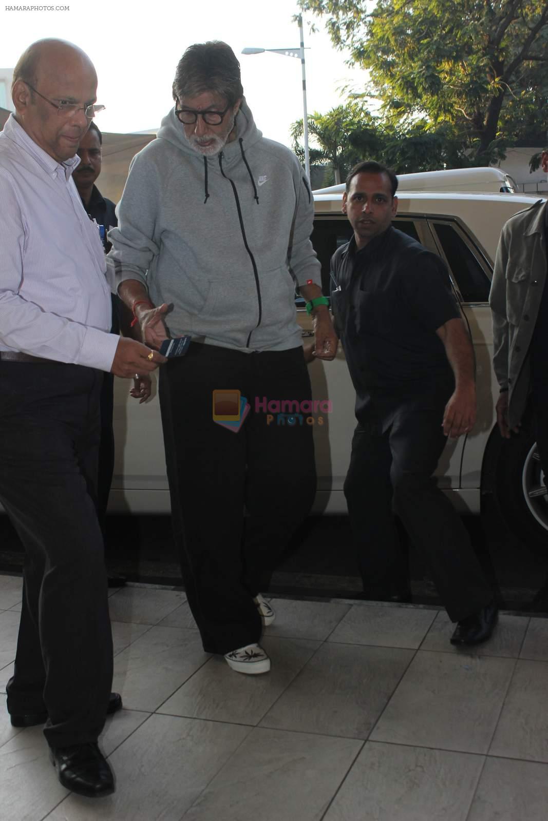 Amitabh Bachchan snapped at domestic airport on 3rd Jan 2016