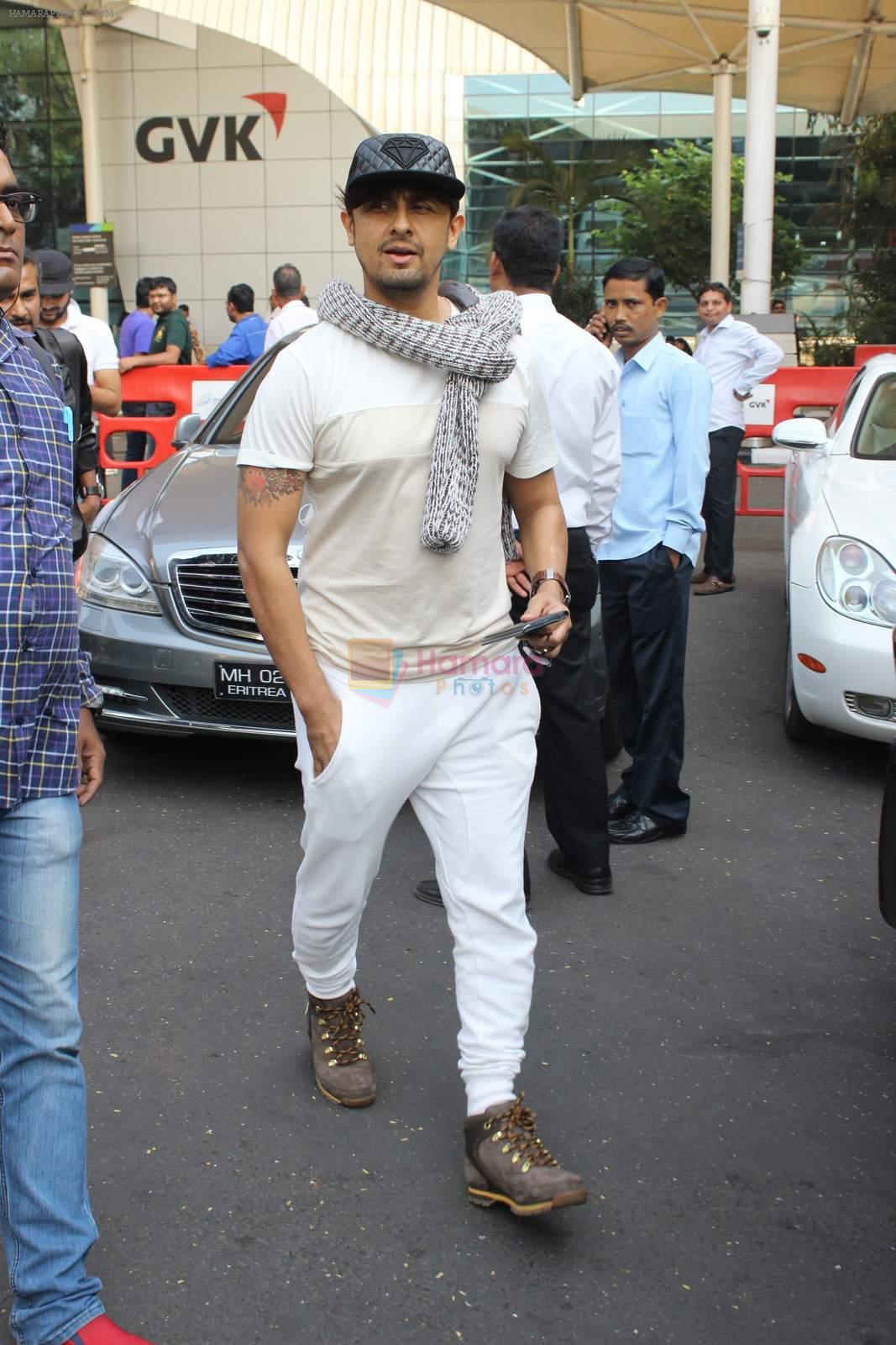 Sonu Nigam snapped at airport on 4th Jan 2016