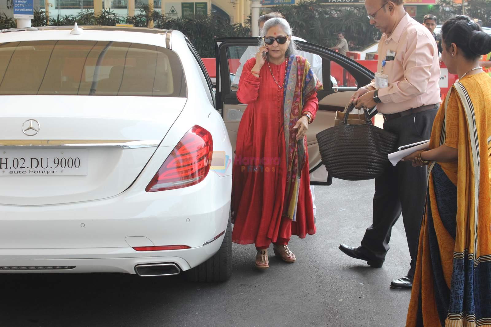 Jaya Bachchan snapped at the airport on 5th Jan 2016