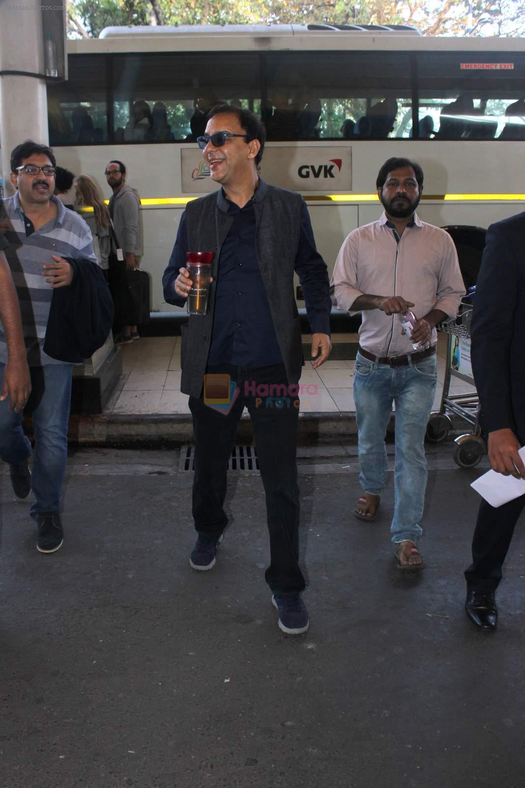 Vidhu Vinod Chopra snapped at the airport on 5th Jan 2016
