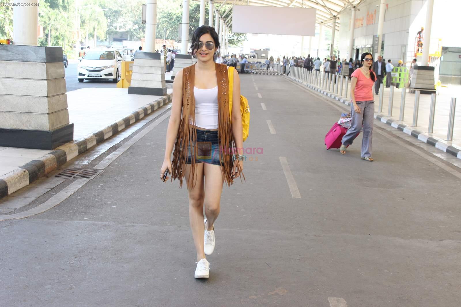 Adah Sharma snapped at the airport on 5th Jan 2016
