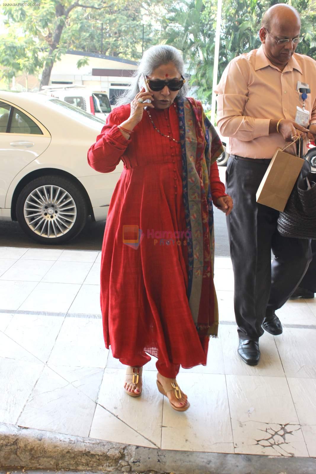 Jaya Bachchan snapped at the airport on 5th Jan 2016