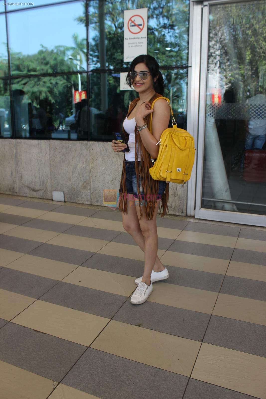 Adah Sharma snapped at the airport on 5th Jan 2016