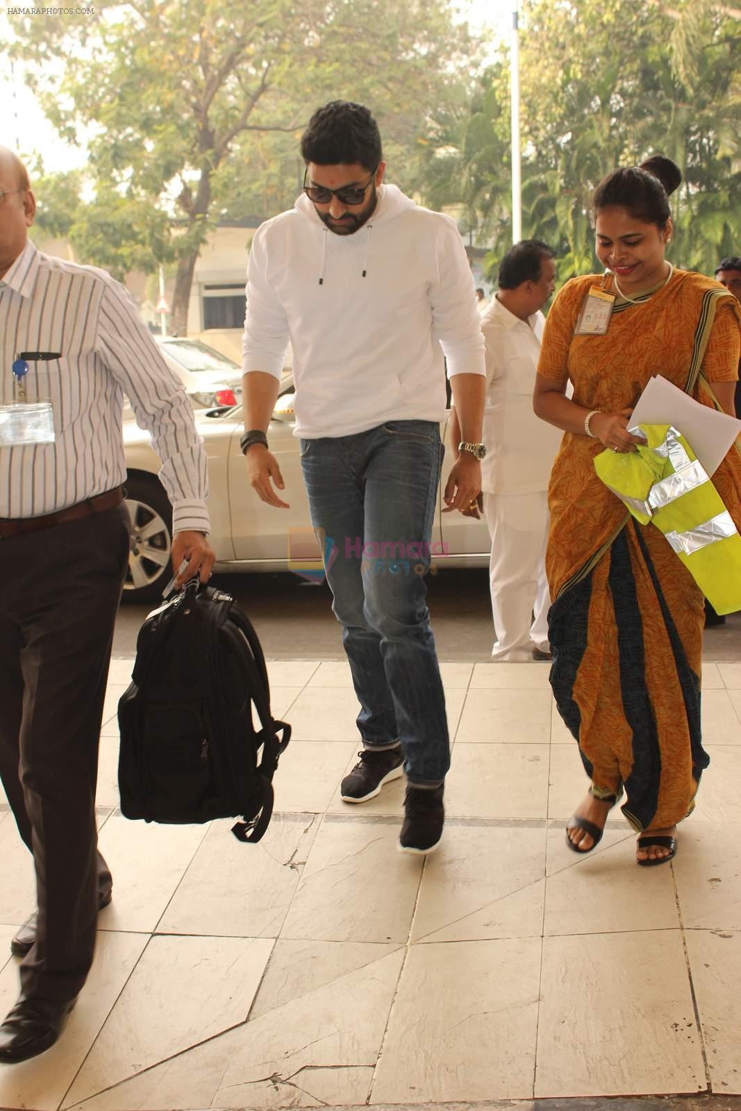 Abhishek Bachchan snapped at domestic airport on 7th Jan 2016