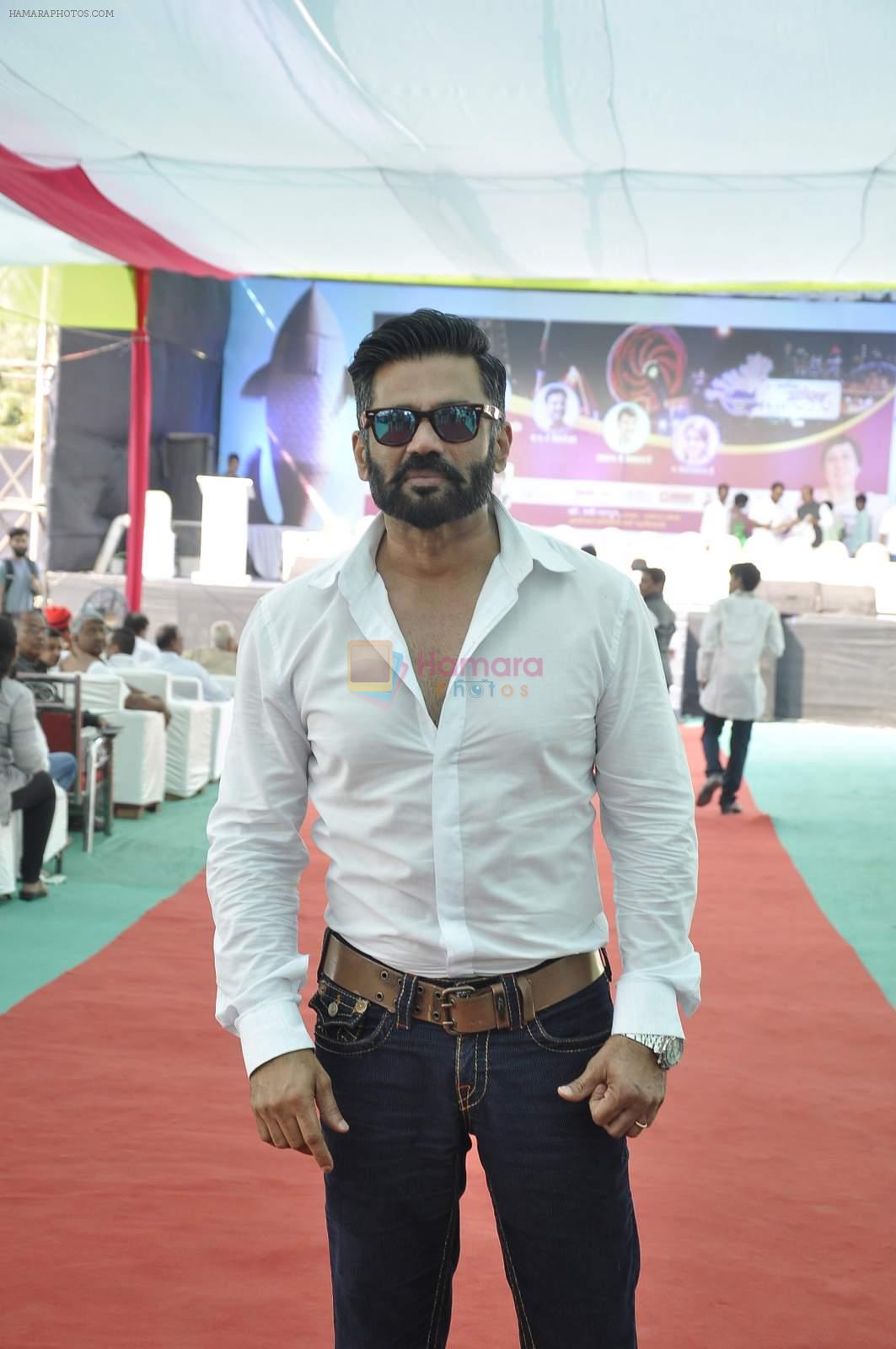Sunil Shetty at Versova fest on 8th Jan 2016