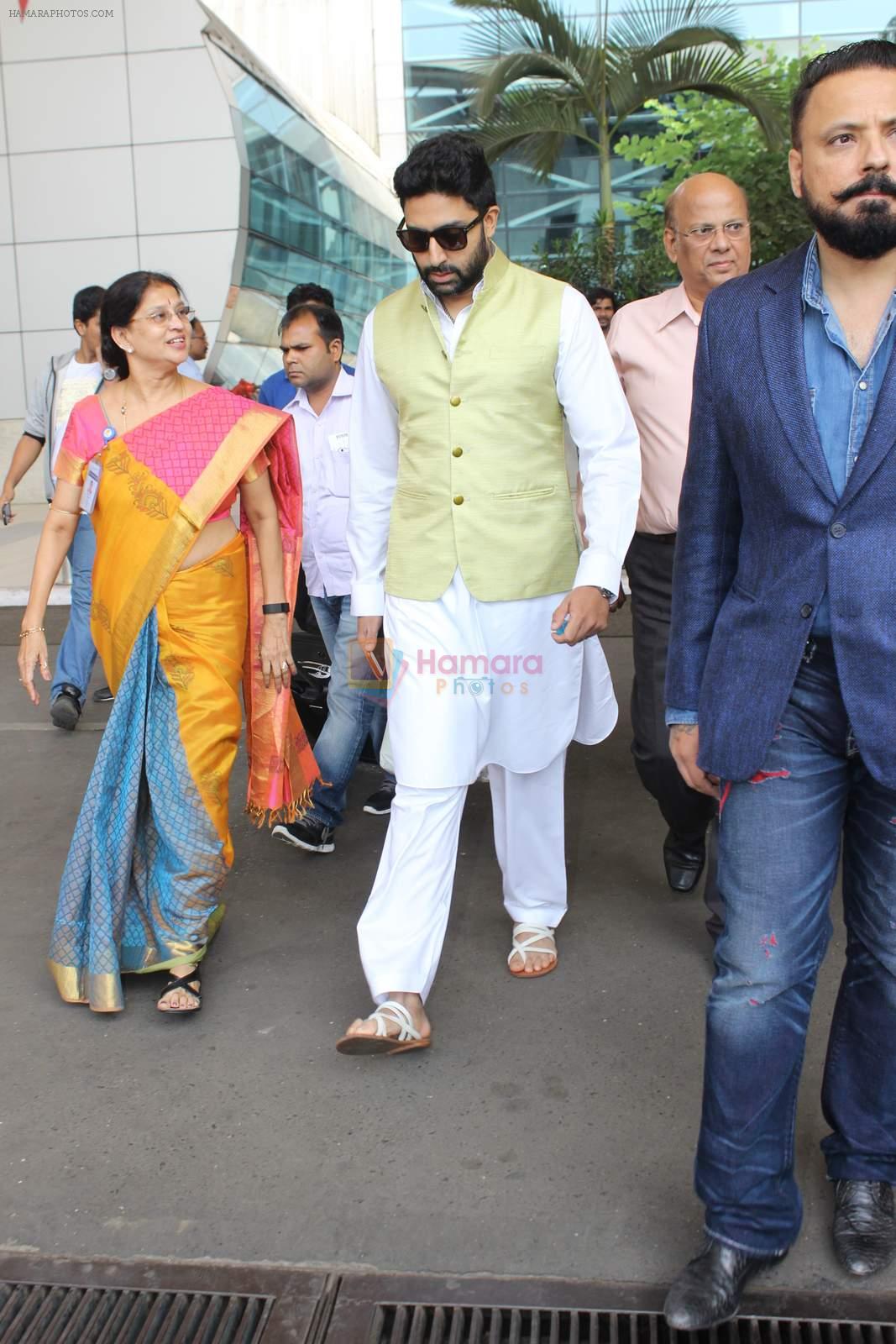 Abhishek Bachchan snapped at airport on 8th Jan 2016