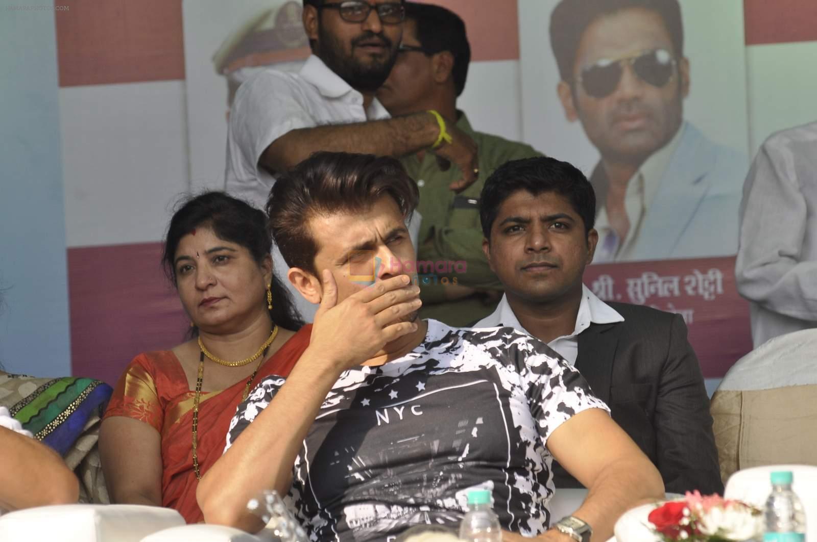 Sonu Nigam at Versova fest on 8th Jan 2016