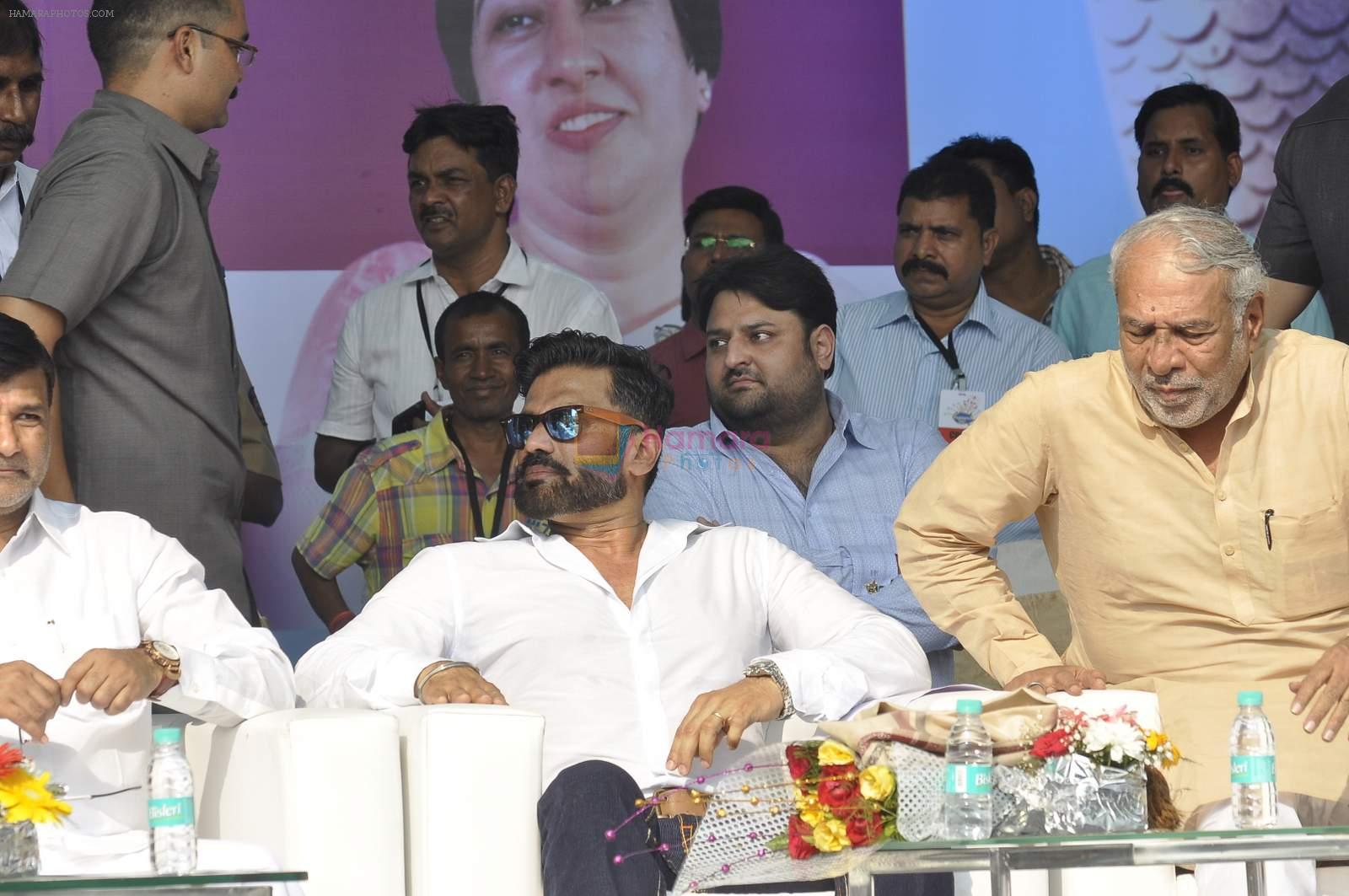 Sunil Shetty at Versova fest on 8th Jan 2016
