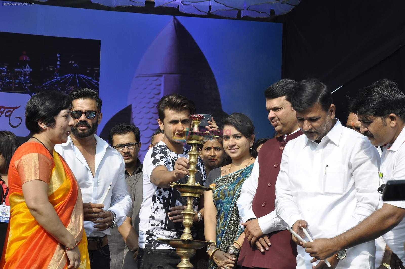 Sunil Shetty, Sonu Nigam, Shaina NC at Versova fest on 8th Jan 2016