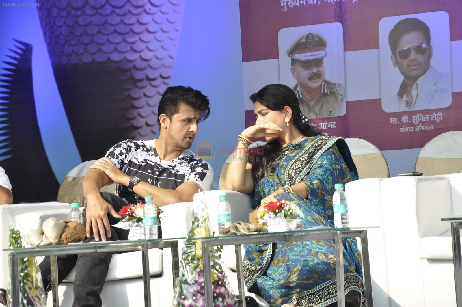 Sonu Nigam, Shaina NC at Versova fest on 8th Jan 2016