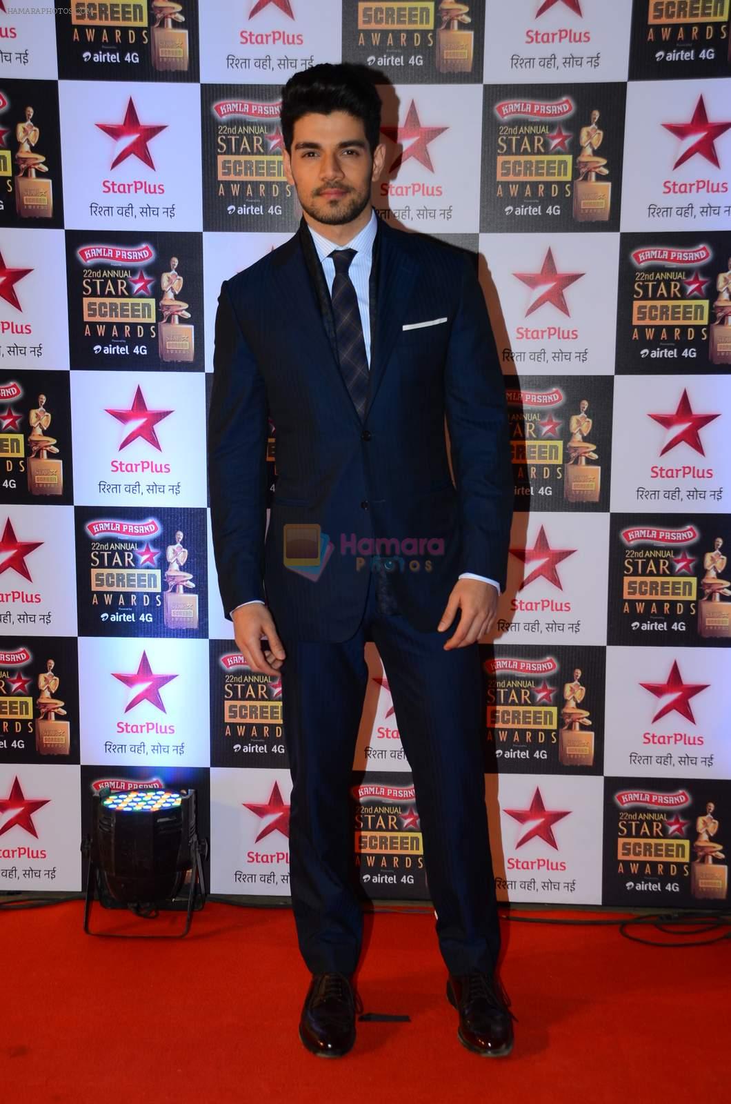 at Star Screen Awards Red Carpet on 8th Jan 2016