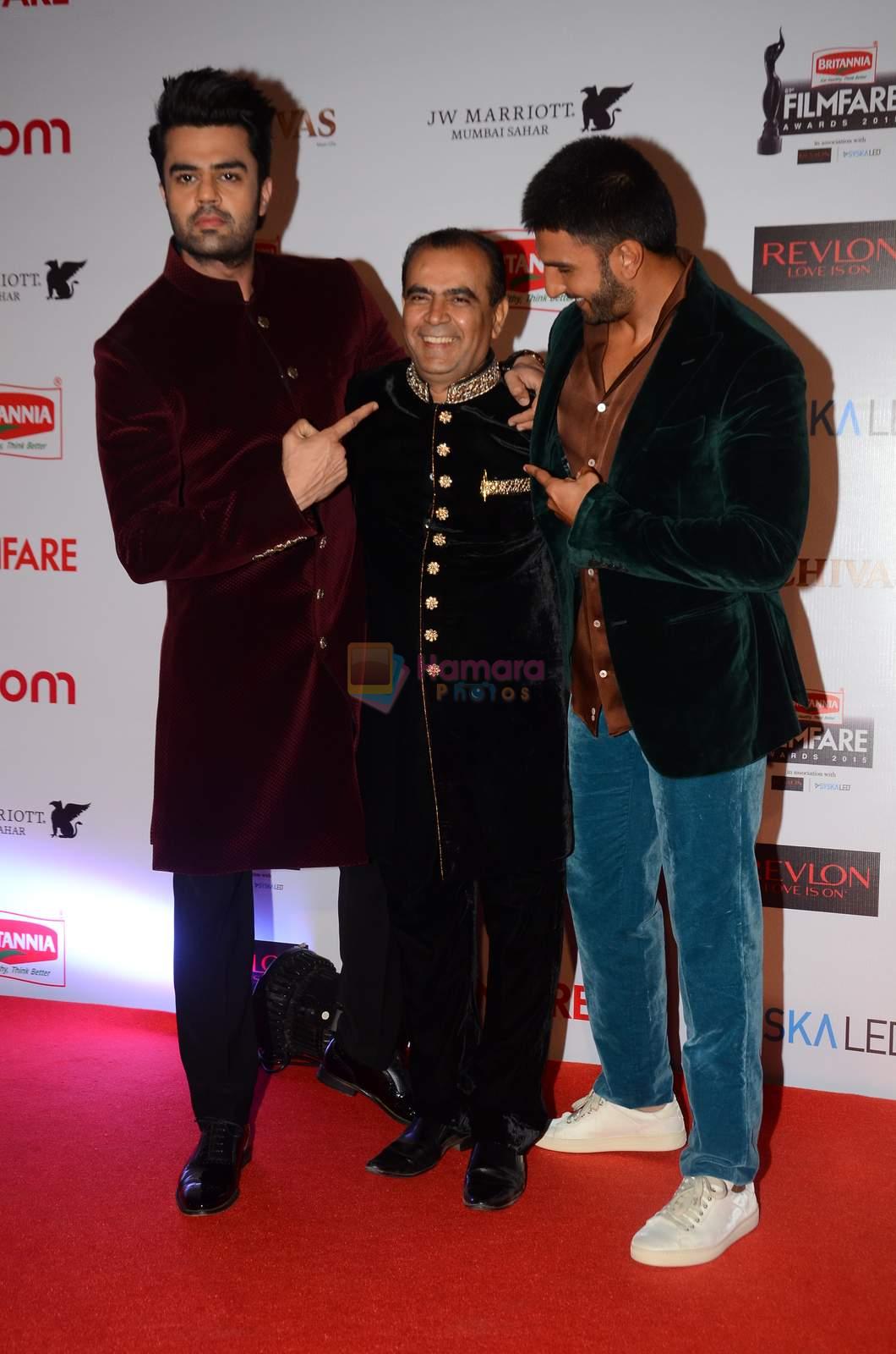 Manish Paul, Ranveer Singh at Filmfare Nominations red carpet on 9th Jan 2016