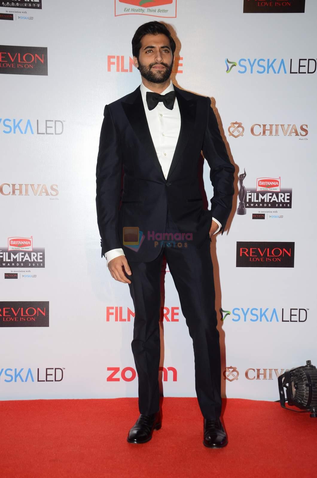 Akshay Oberoi at Filmfare Nominations red carpet on 9th Jan 2016