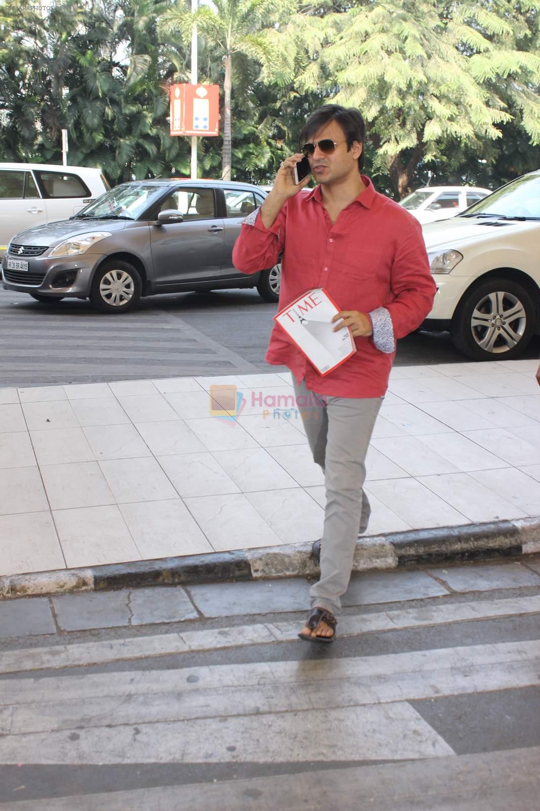 Vivek Oberoi snapped at airport on 10th Jan 2016