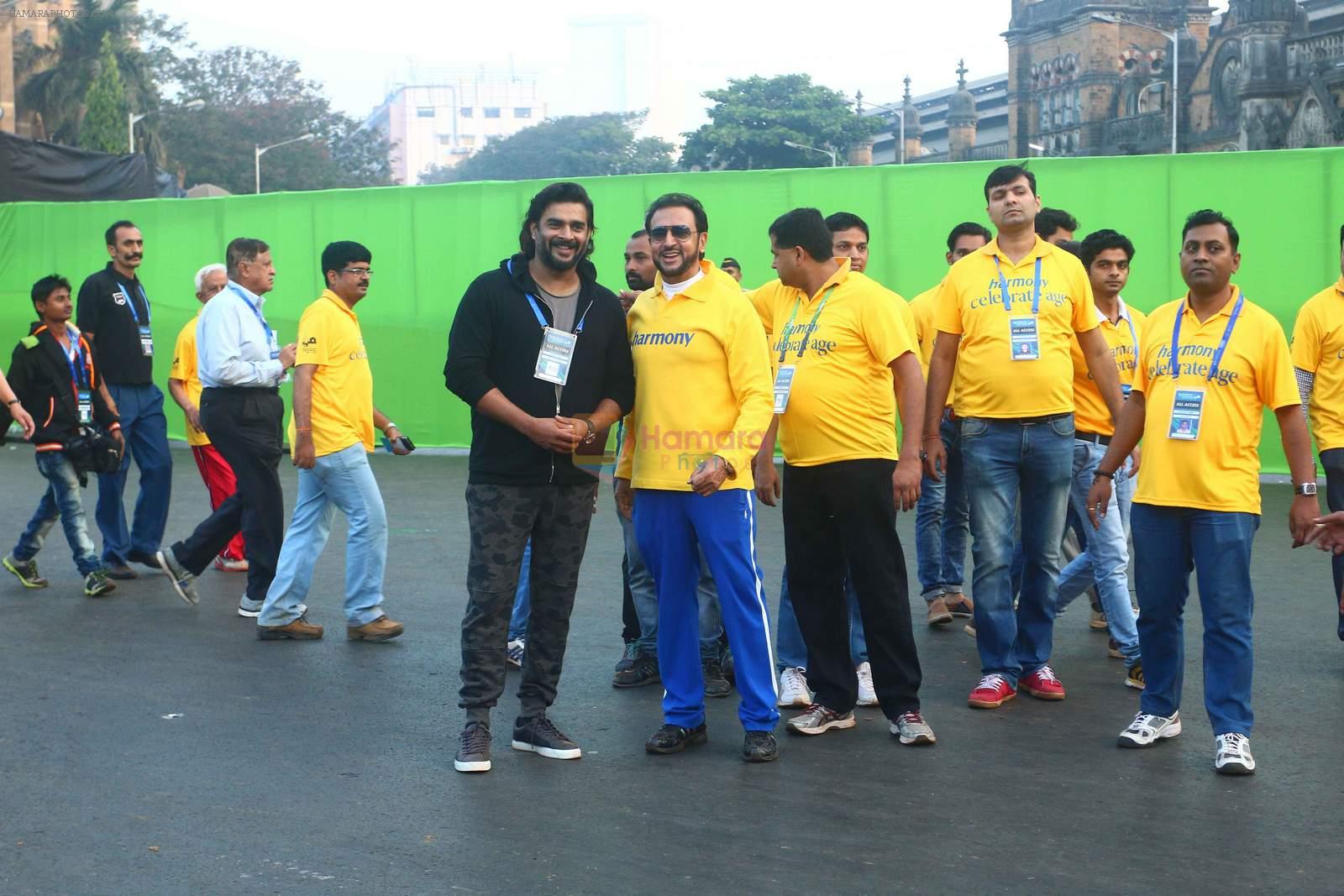 Madhavan, Gulshan Grover at Mumbai marathon on 17th Jan 2016