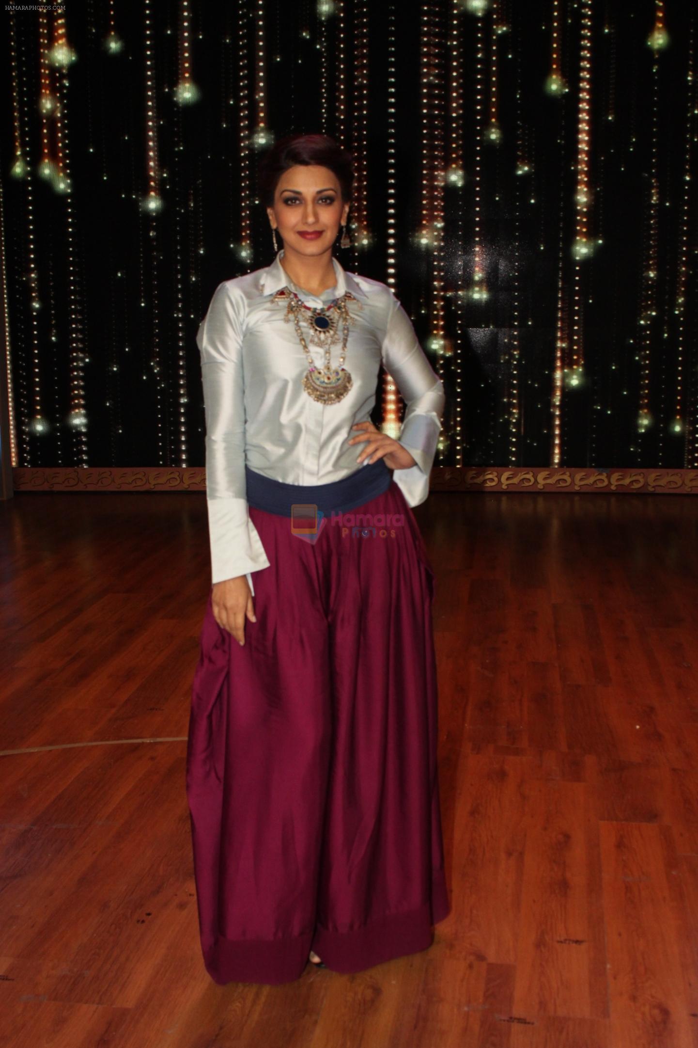 Sonali bendre on the sets of Zee TV India's Best Dramebaaz to promote her movie Airlift on 17th Jan 2016