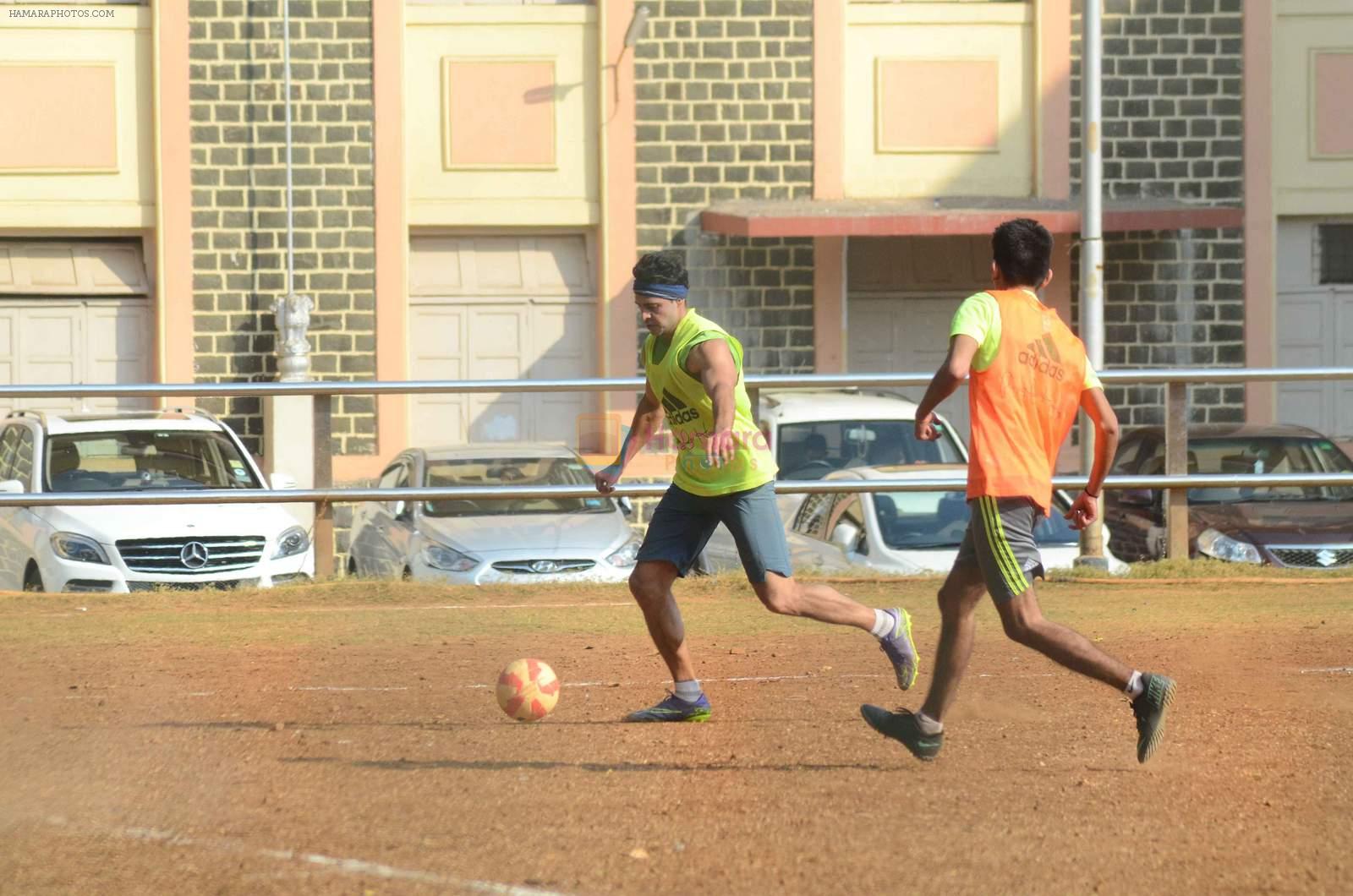 Dino Morea snapped in action at soccer match on 18th Jan 2016