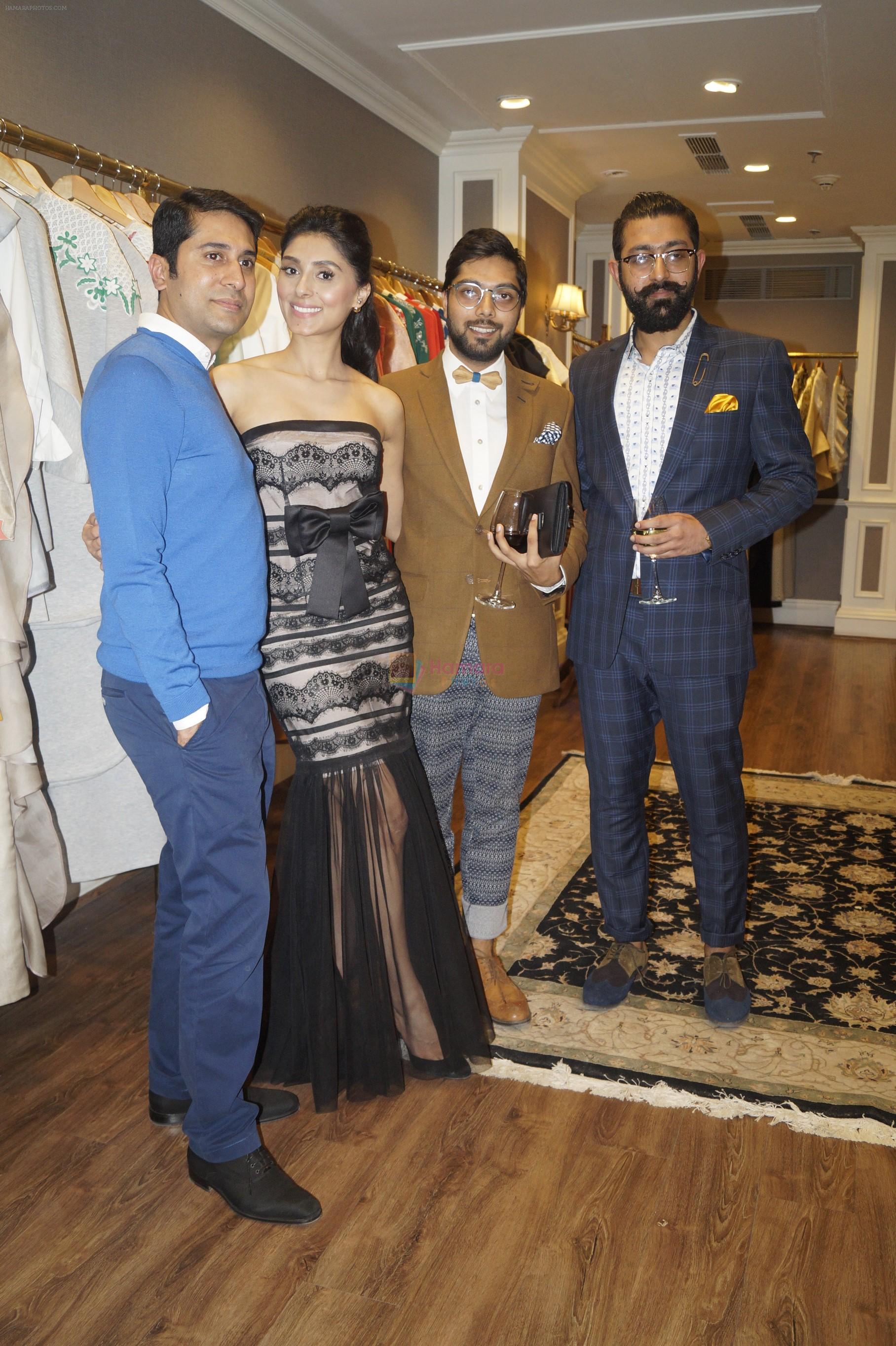 Pernia Qureshi launches Vineet Bahl's collection on Pernia's Pop Up Shop on 18th Jan 2016