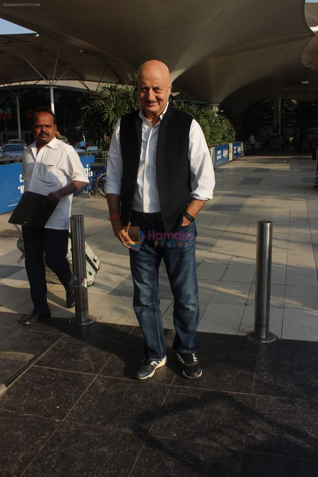 Anupam Kher snapped at the airport on 21st Jan 2016