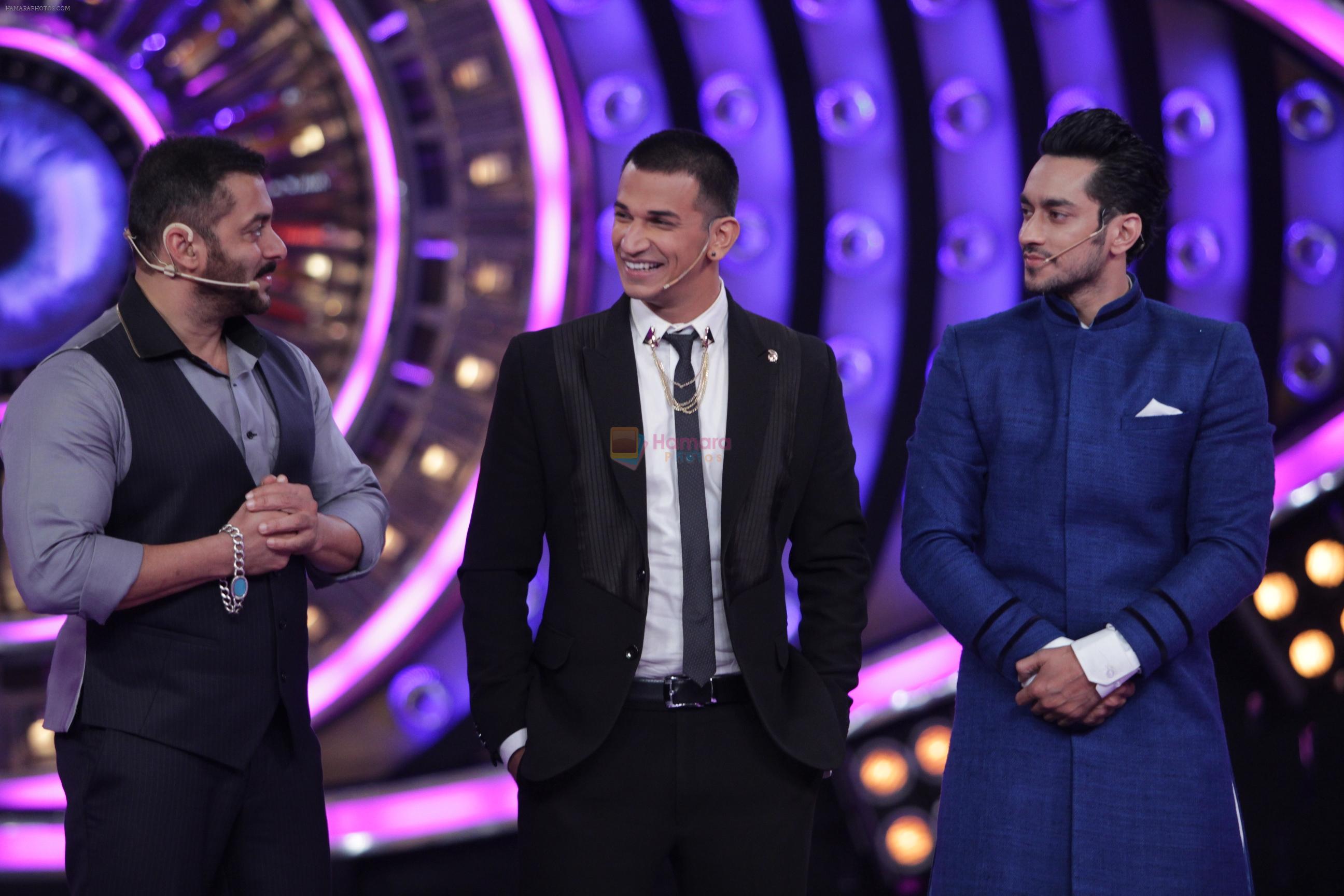 Salman with the final contenders at Bigg Boss Double Trouble Finale on 23rd Jan 2016