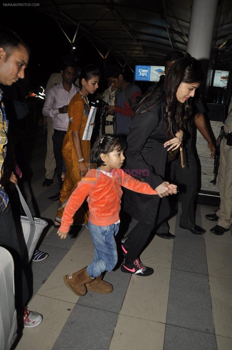 Aishwarya Rai Bachchan, Aradhya Bachchan snapped at the airport on 25th Jan 2016