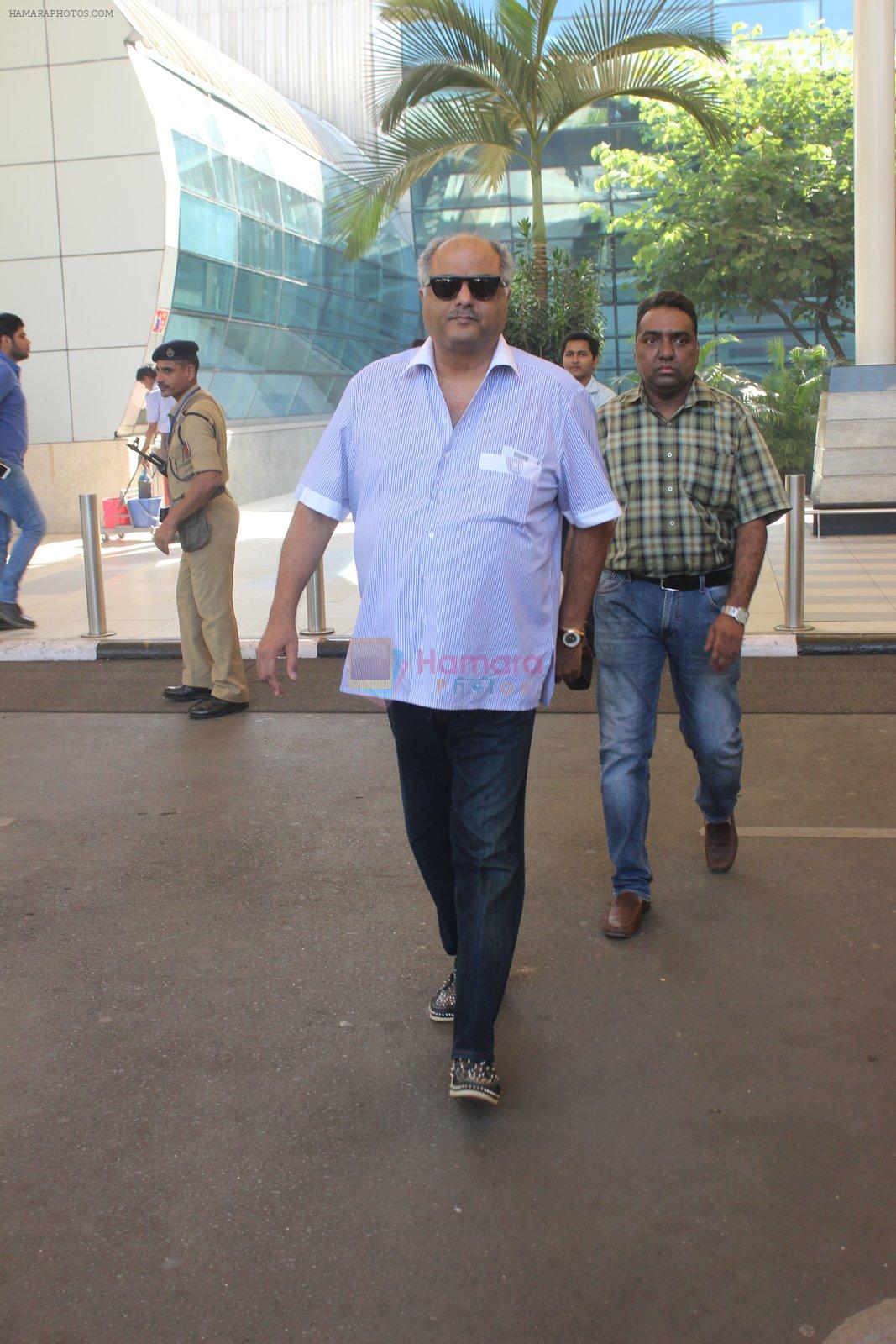Boney Kapoor snapped at the airport on 26th Jan 2016