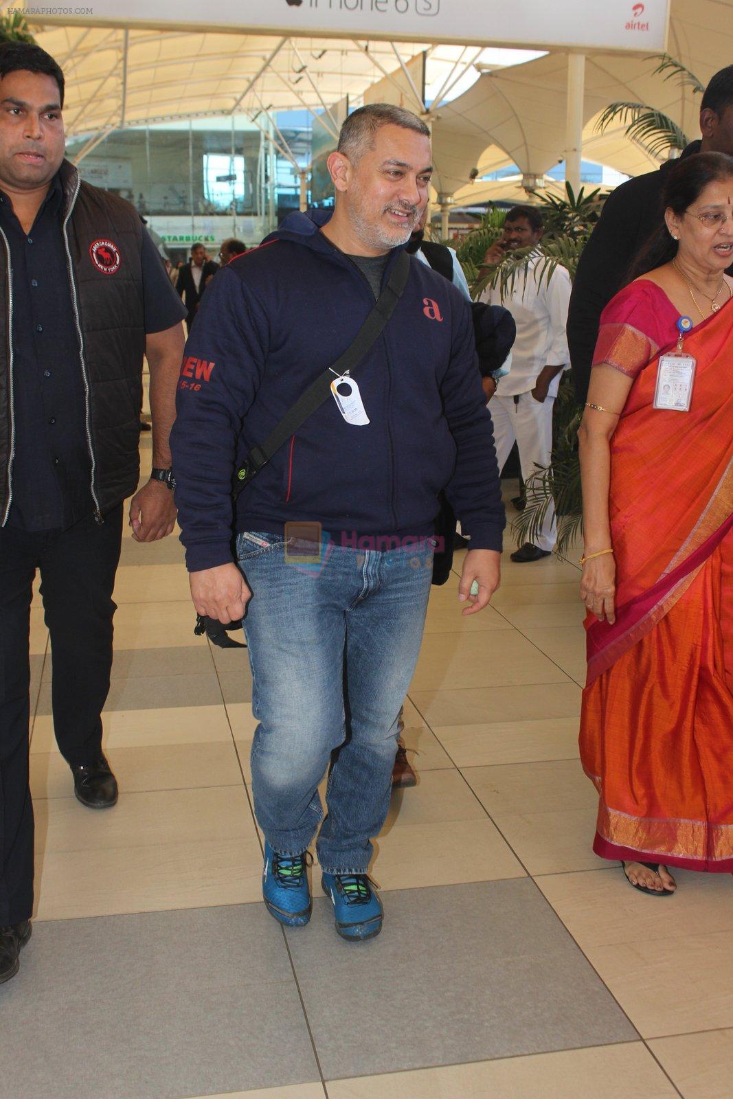 Aamir Khan snapped at the airport on 26th Jan 2016