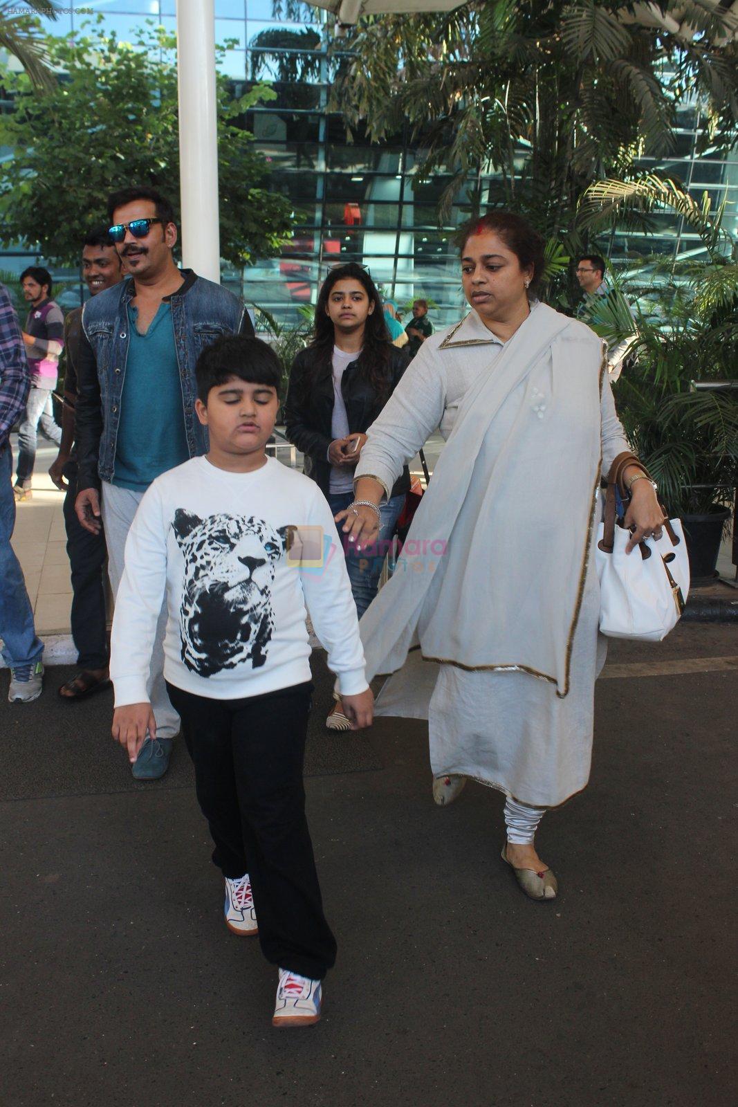 Ravi Kishan snapped at the airport on 26th Jan 2016