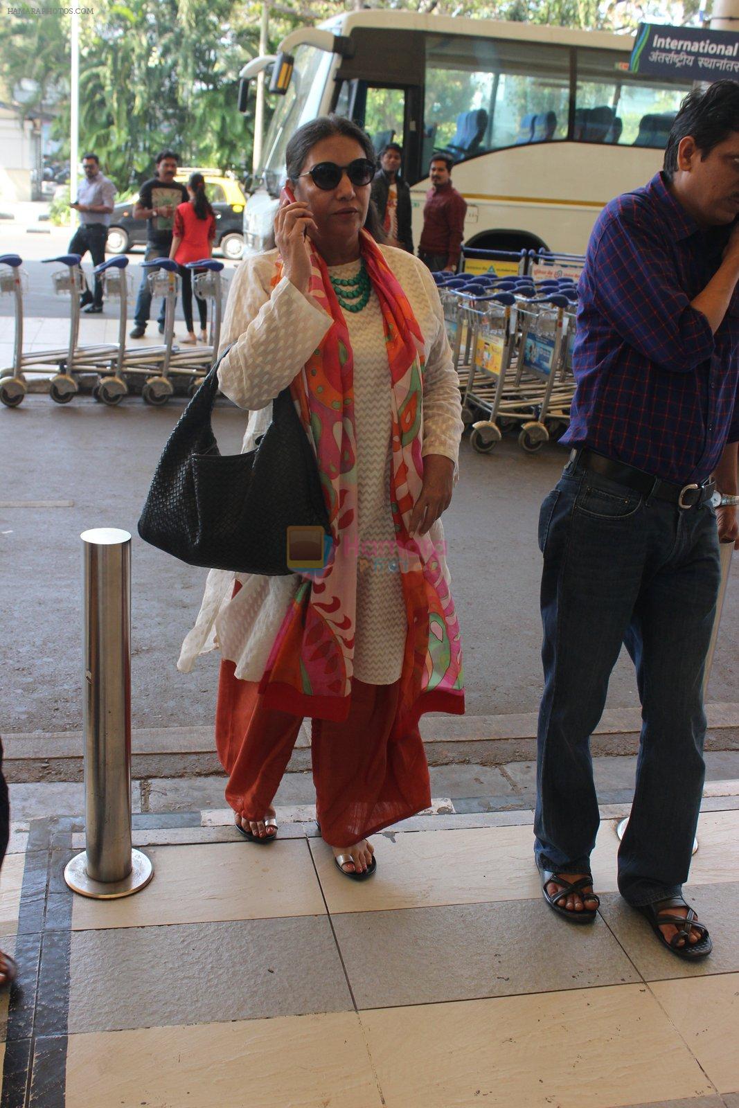 Shabana Azmi snapped at airport  on 27th Jan 2016