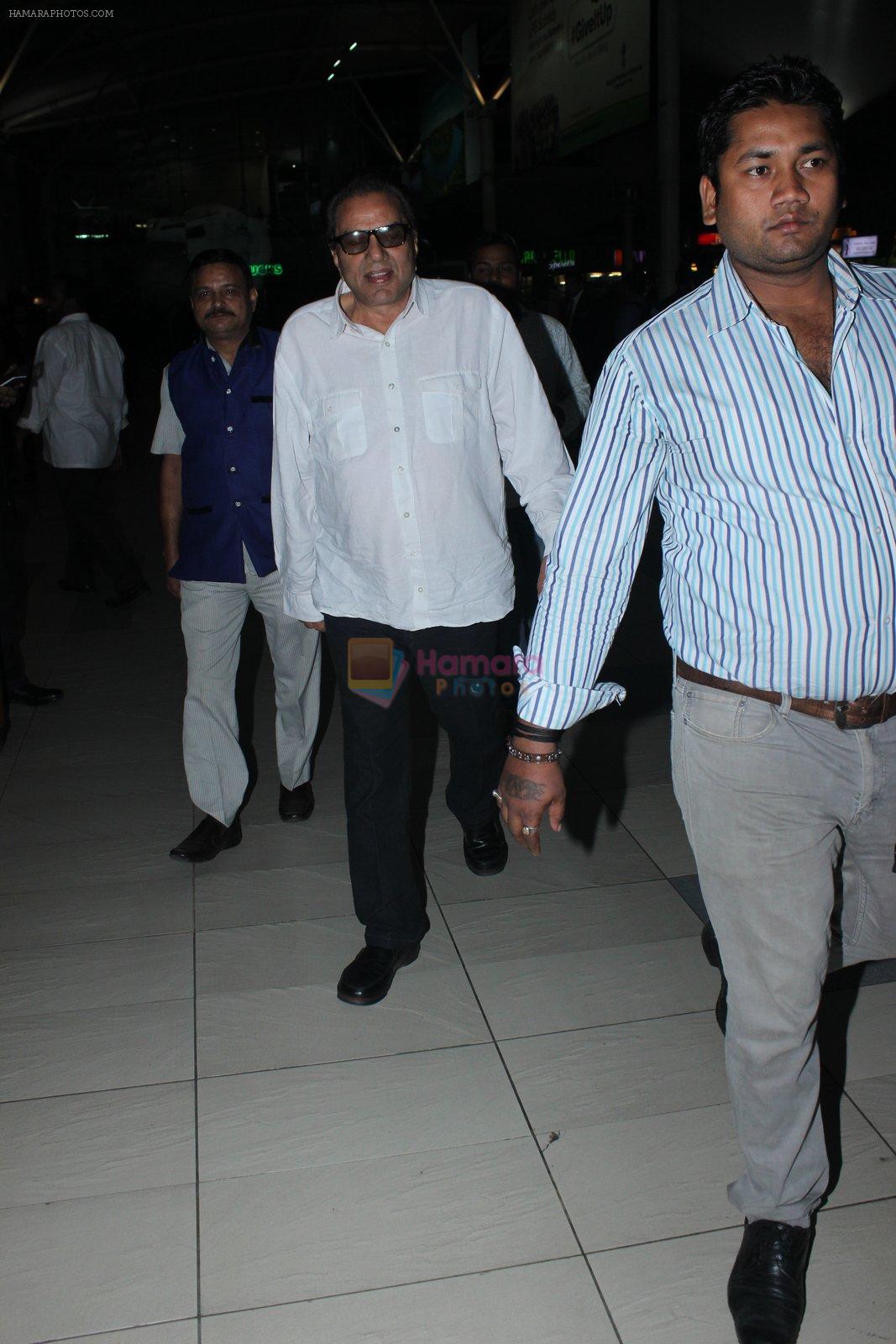 Dharmendra snapped at airport  on 27th Jan 2016