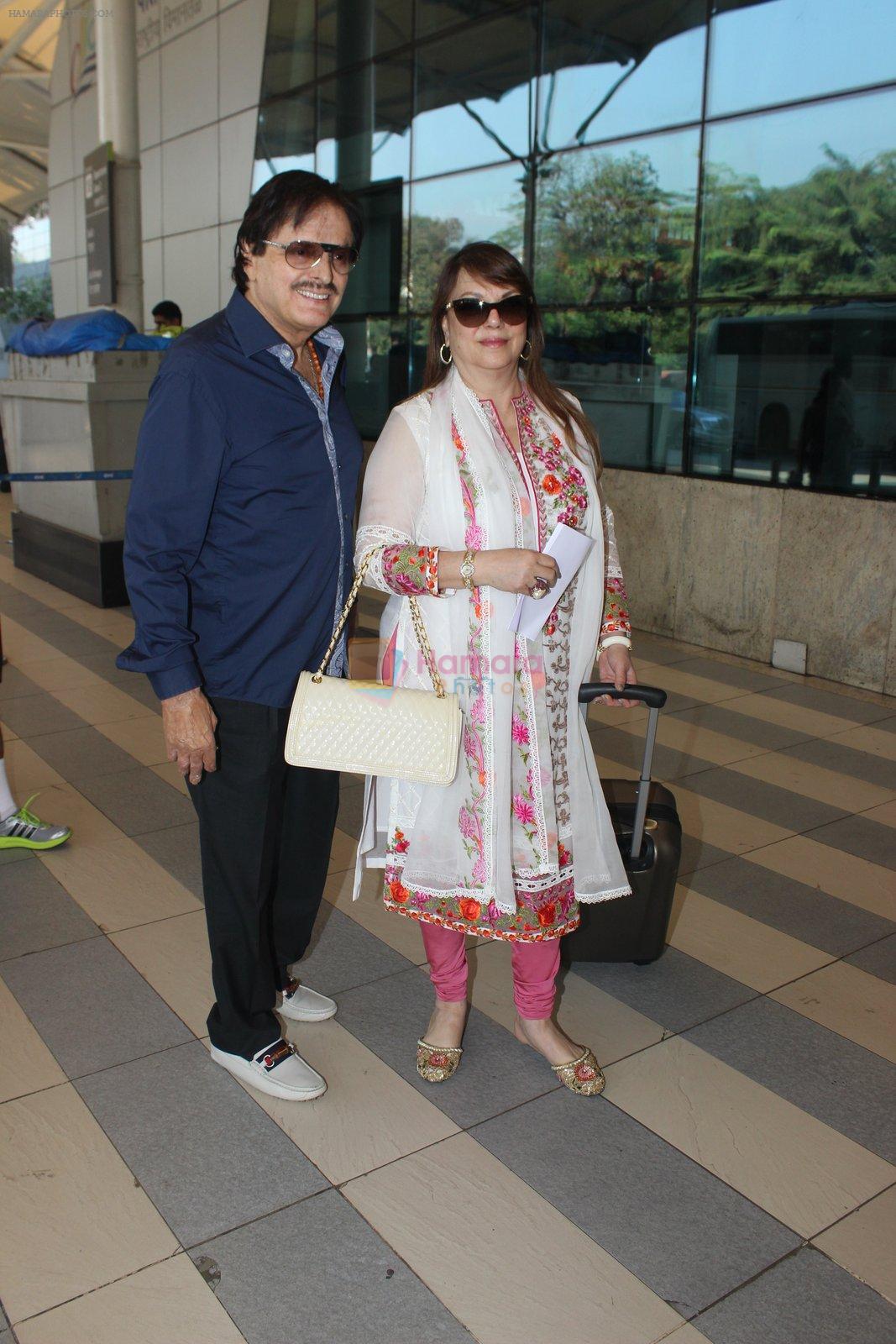 Sanjay Khan, Zarine Khan snapped at airport  on 28th Jan 2016