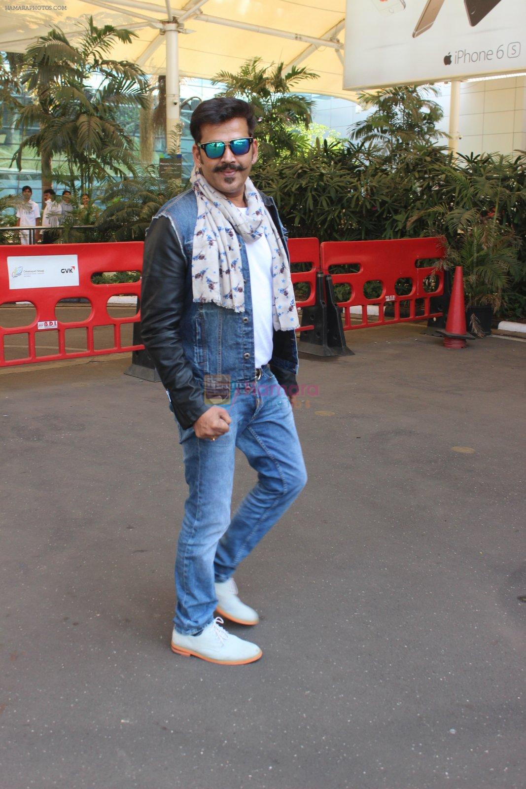 Ravi Kishan snapped at airport  on 29th Jan 2016