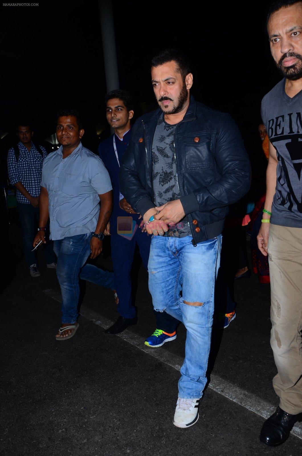 Salman Khan snapped at airport  on 29th Jan 2016