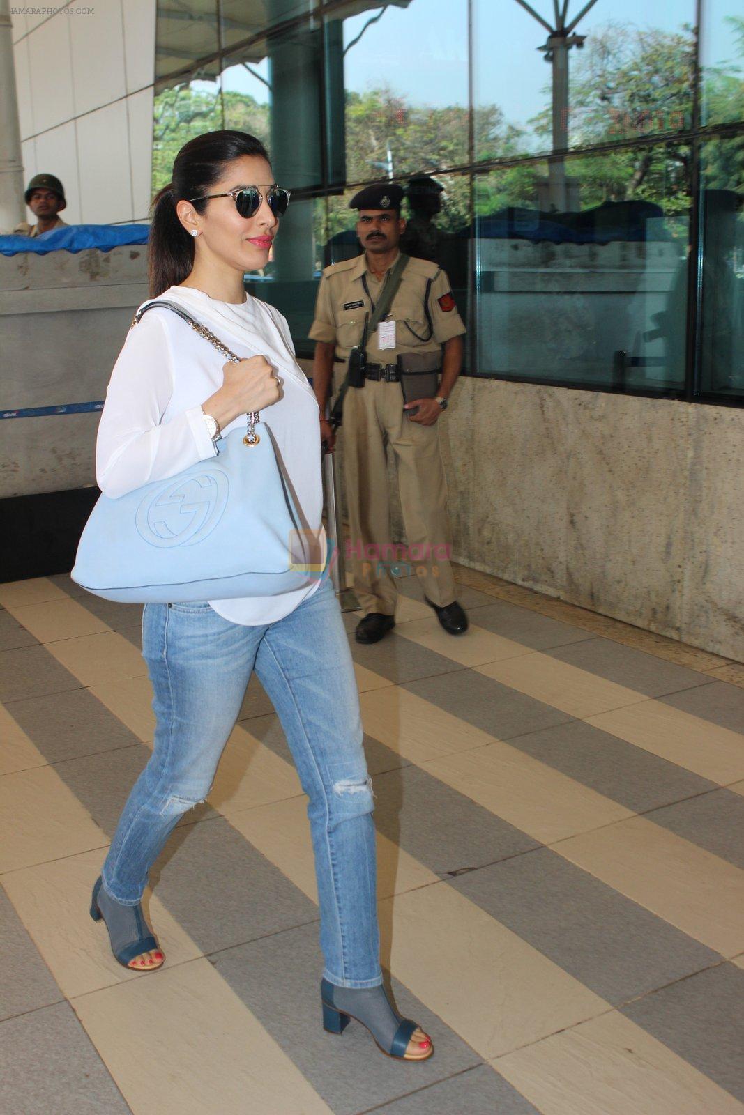 Sophie Chaudhary snapped at airport  on 30th Jan 2016