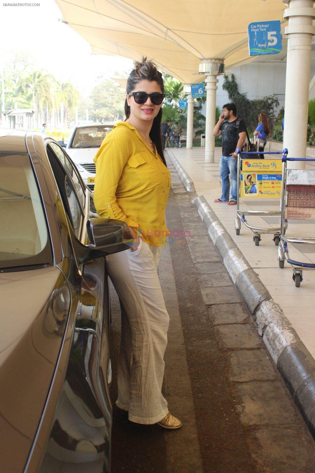 Kainaat Arora snapped at airport  on 30th Jan 2016