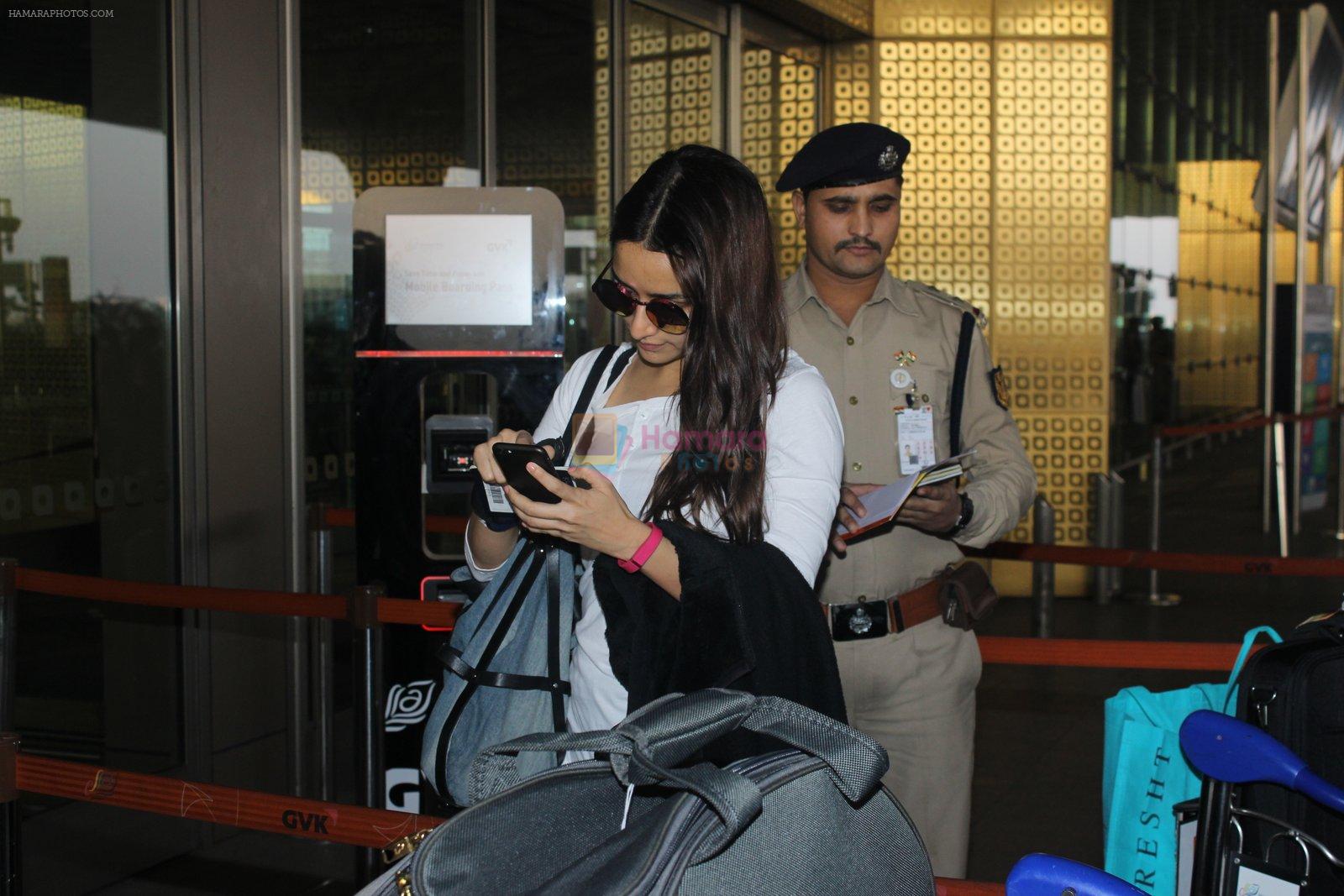 Shraddha Kapoor snapped at Airport on 31st Jan 2016