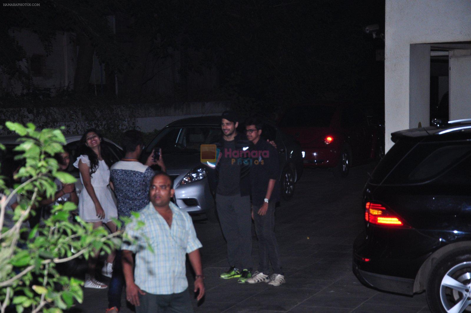 Sidharth Malhotra snapped in Bandra with fans on 31st Jan 2016