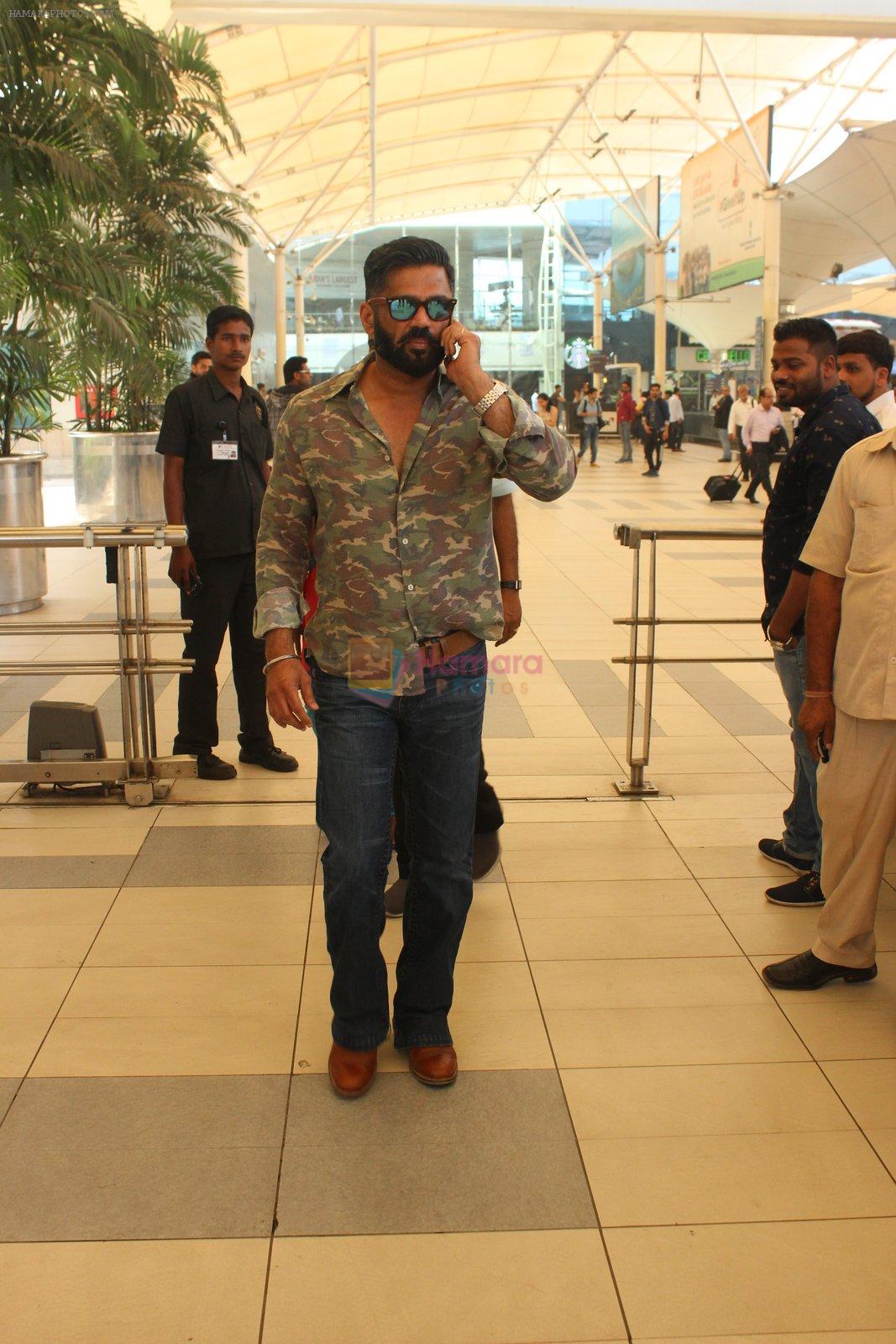 Sunil Shetty snapped at Airport on 31st Jan 2016