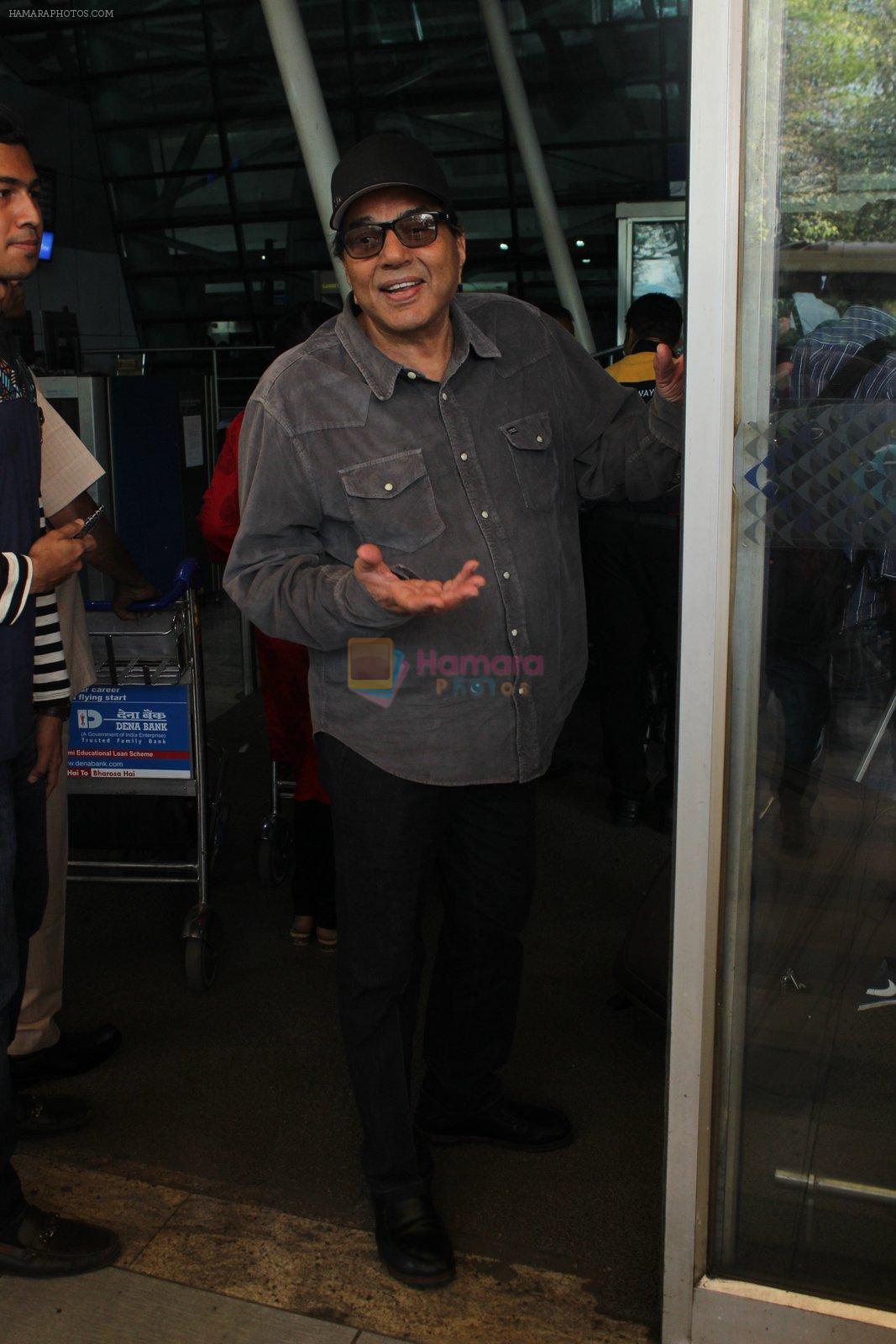 Dharmendra snapped at Airport on 31st Jan 2016