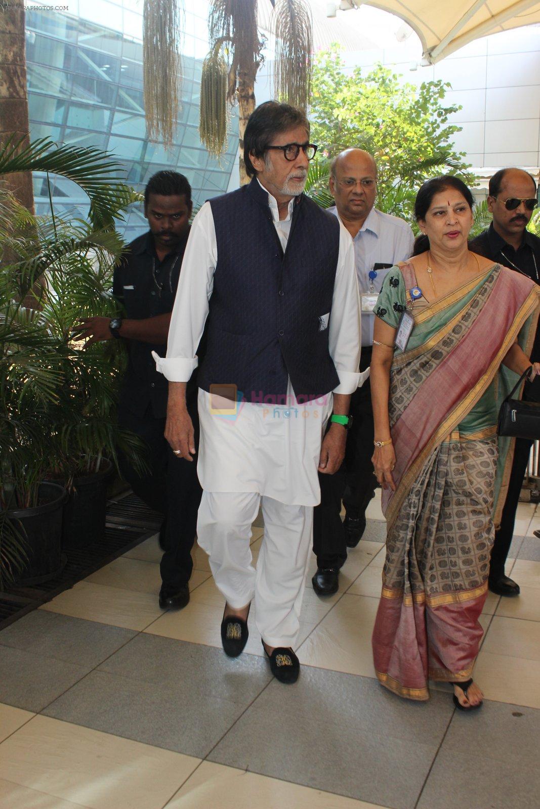 Amitabh Bachchan snapped at airport on 1st Feb 2016
