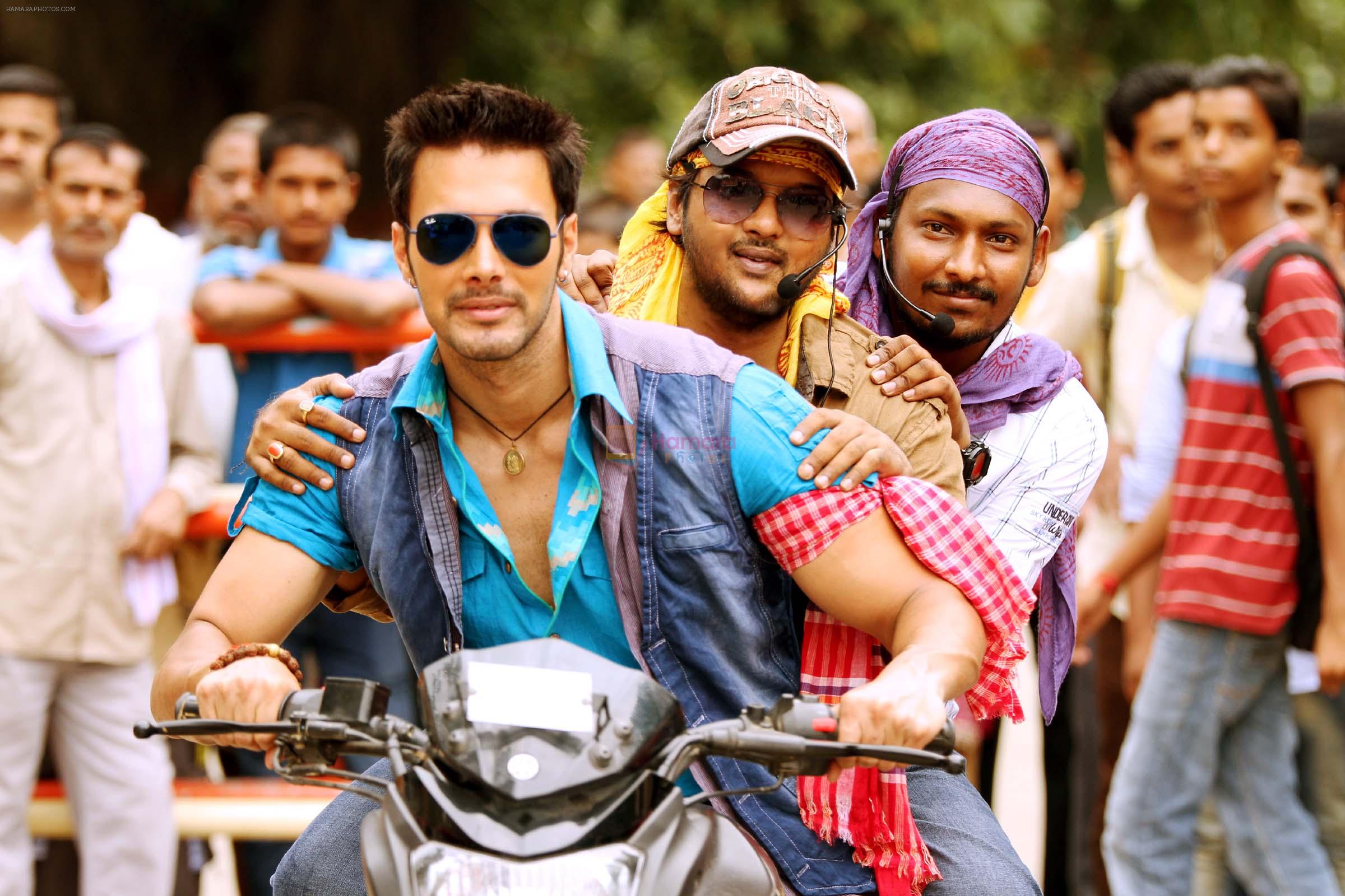 rajniesh duggal & rajiv ruia in the still from movie Direct Ishq